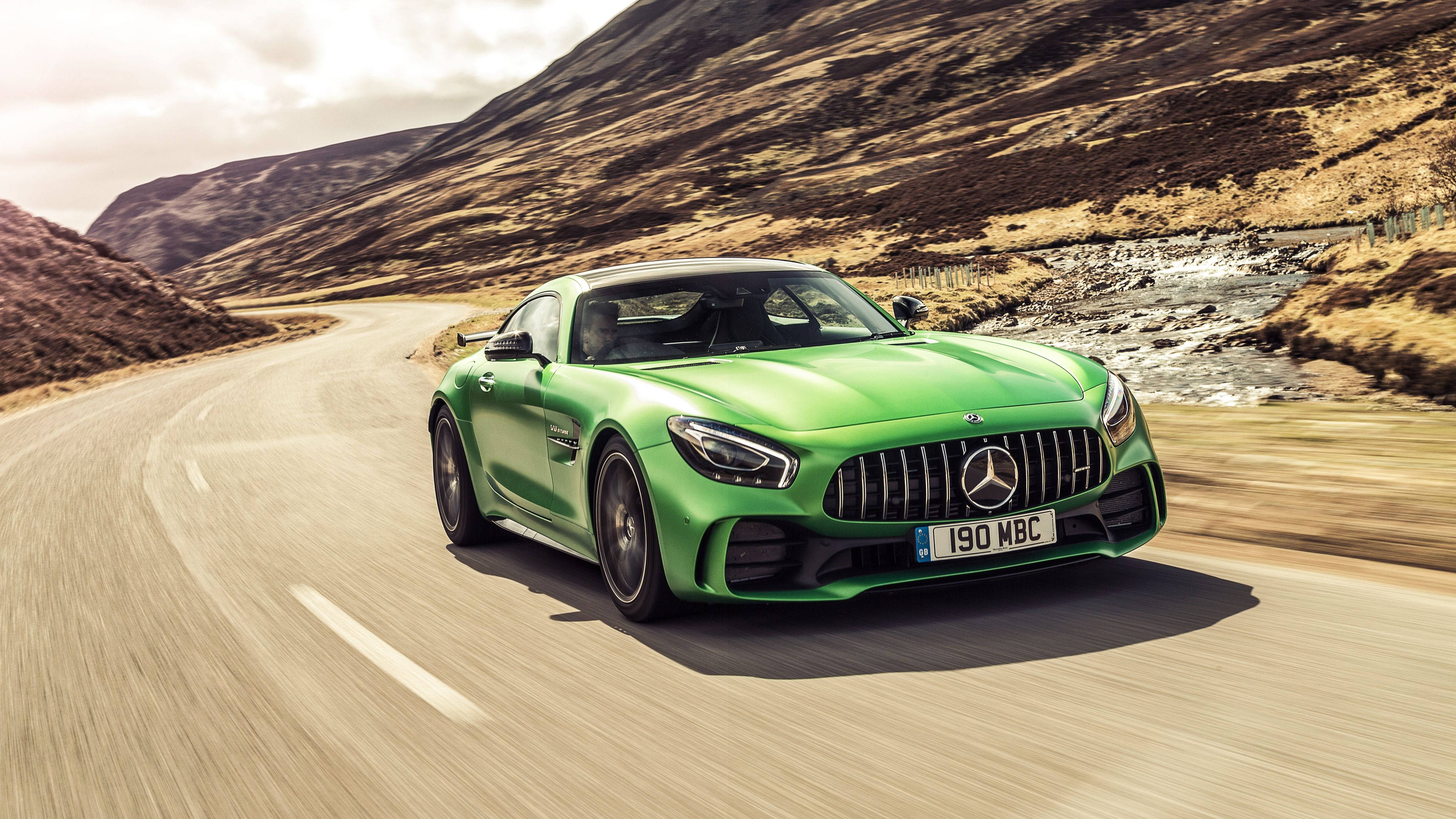 سيارة 4K خضراء مرسيدس بنز AMG خلفية