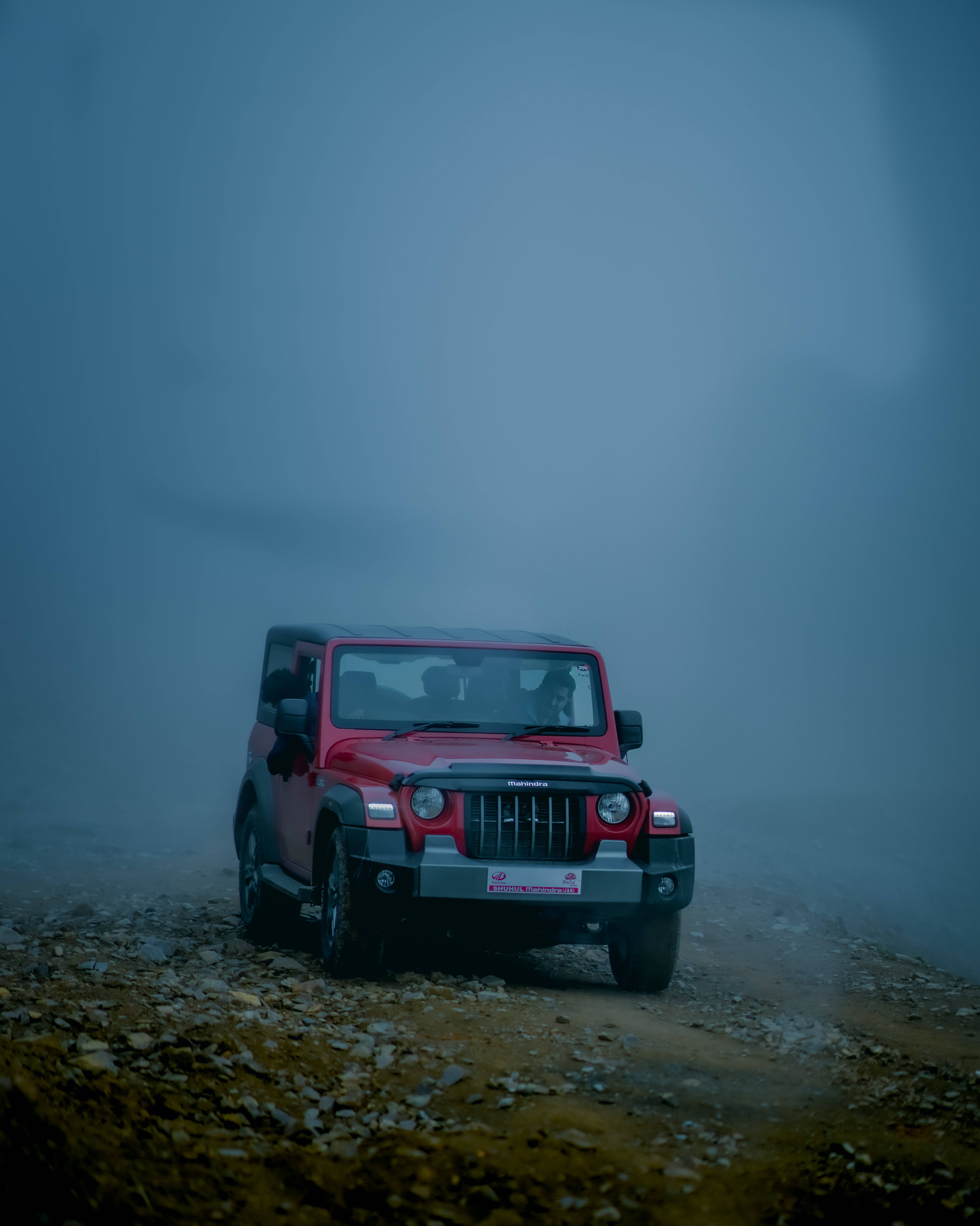 ثار حمراء 4K ضباب أزرق خلفية