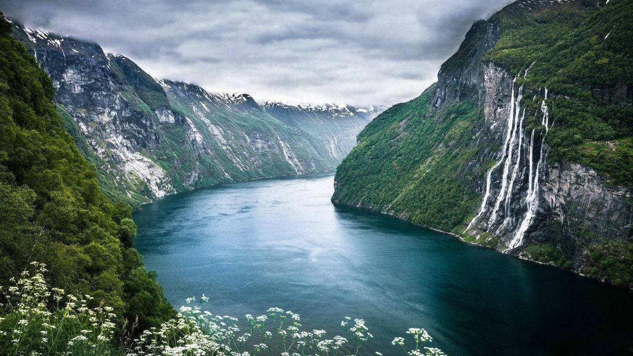 نهر طبيعي بدقة 4K تحت سماء غائمة خلفية