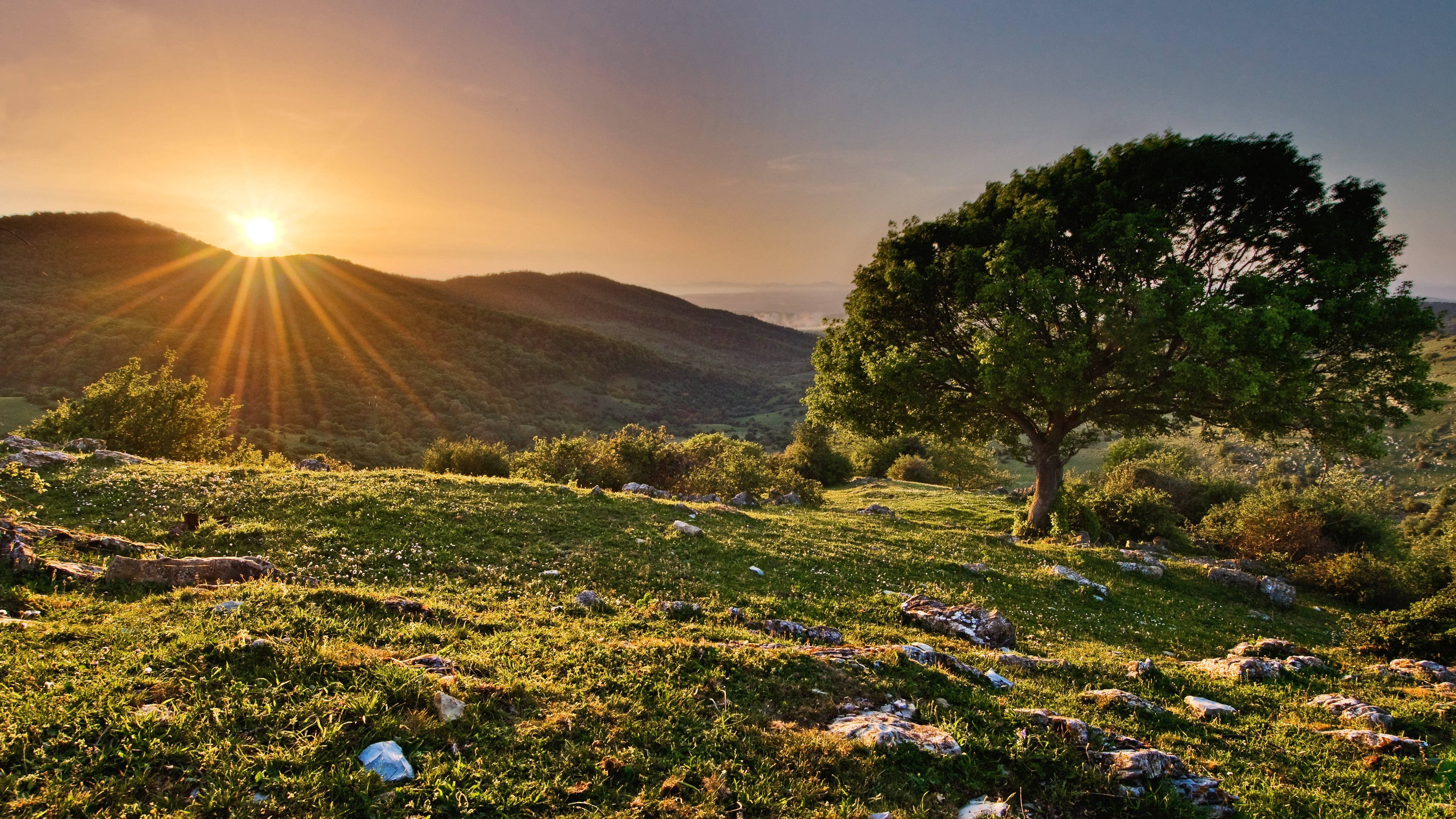 غروب طبيعي بدقة 4K على التل خلفية