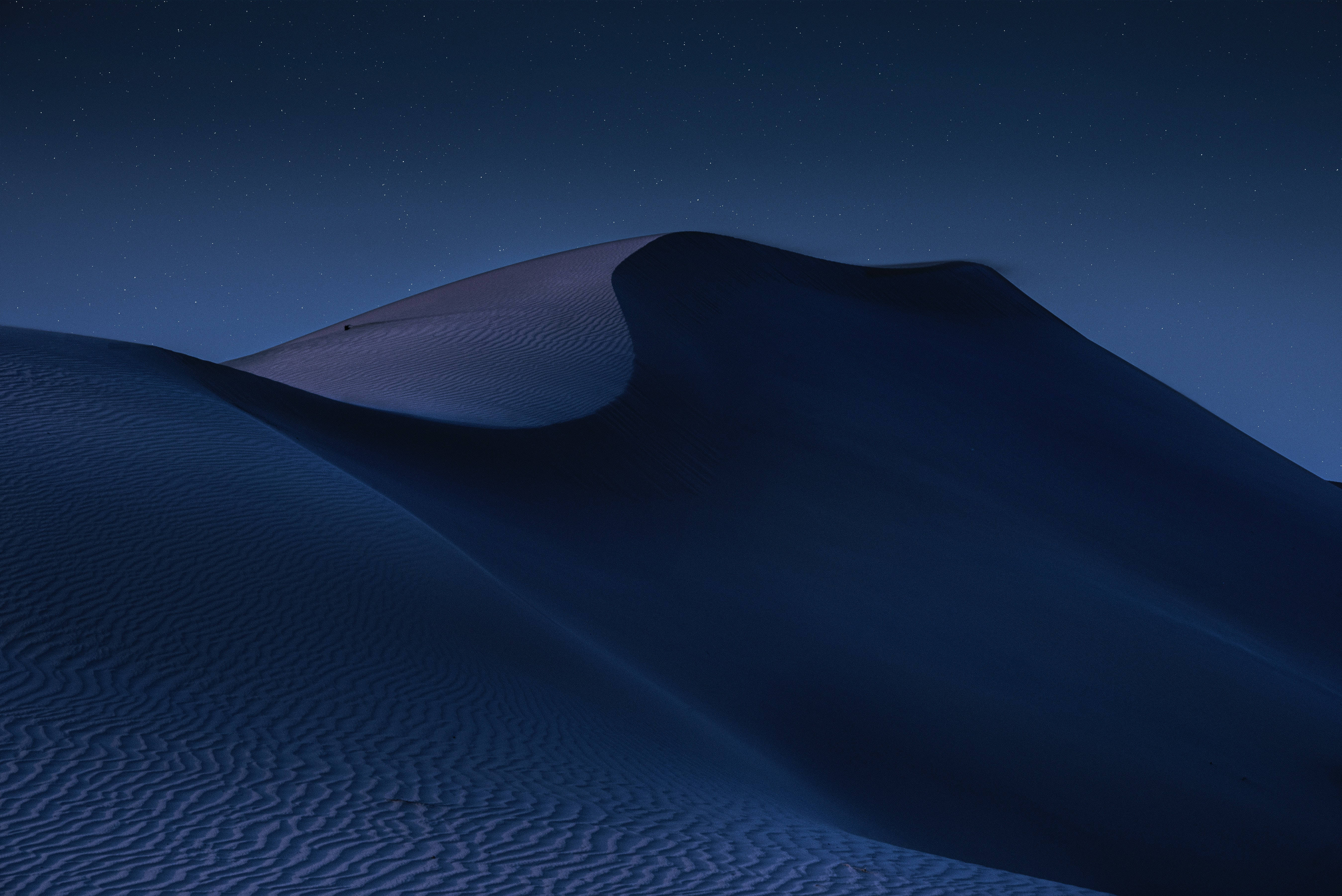 منظر جبلي صحراوي داكن 4K خلفية