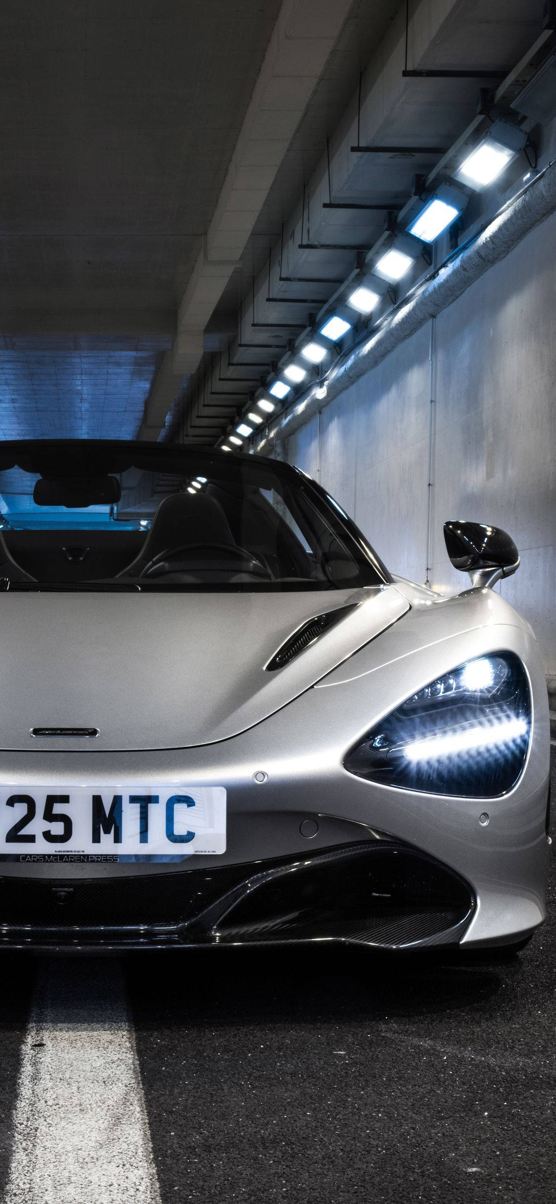سيارة ماكلارين 720S البيضاء في نفق للهاتف خلفية
