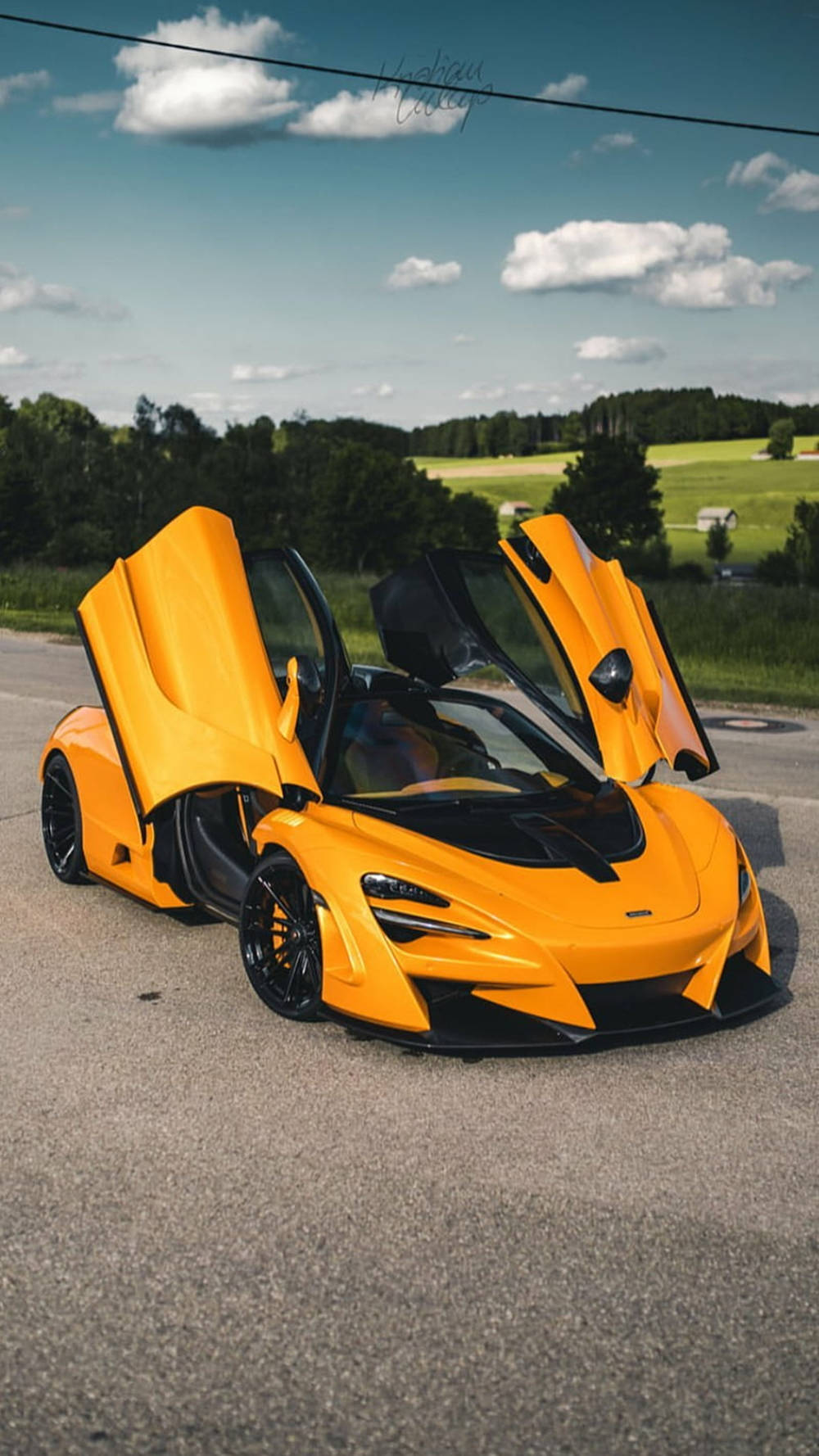 ماكلارين 720S صفراء بأبواب مفتوحة للهاتف خلفية