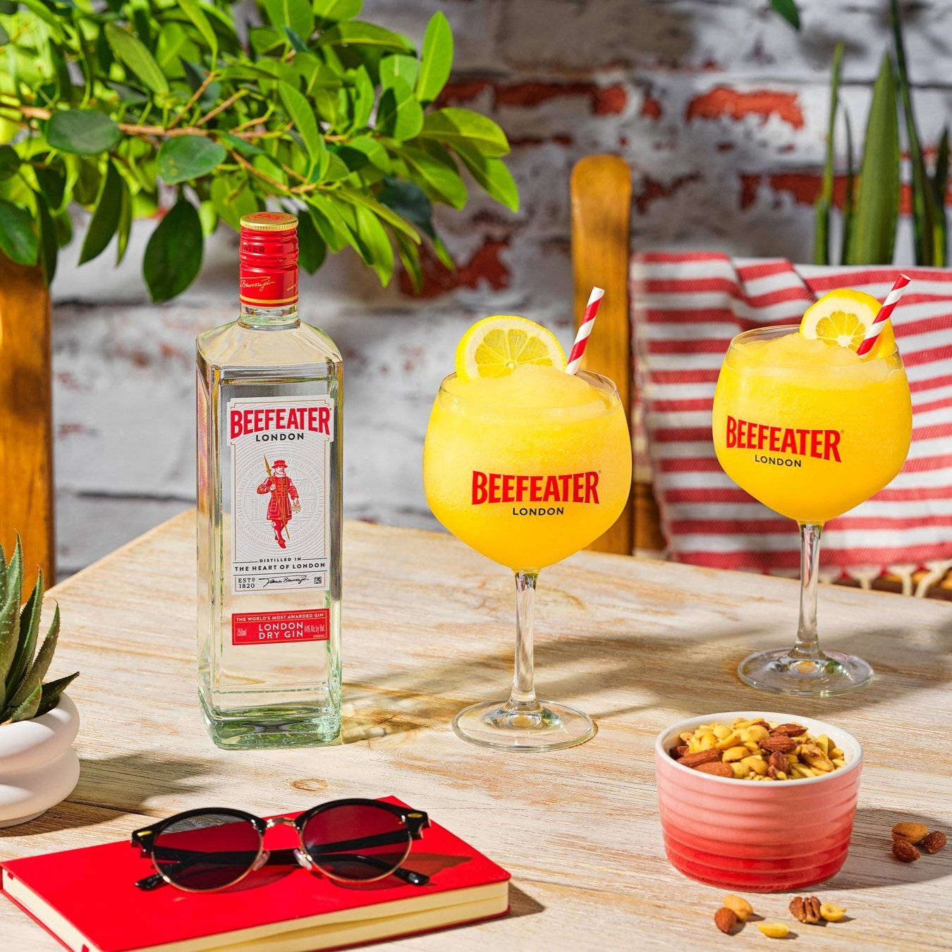 نظارات شمسية صيفية لـ Beefeater خلفية