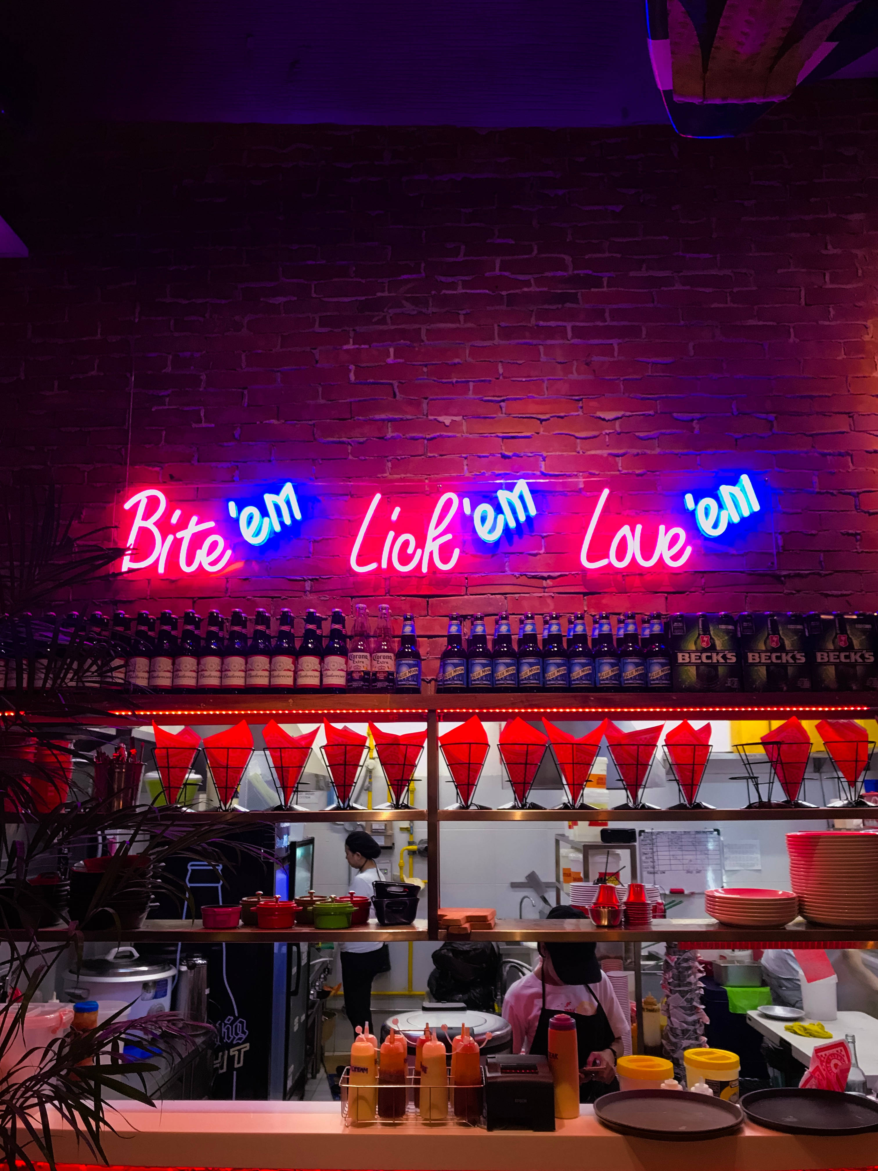 آيفون نيون bite 'em lick 'em love 'em خلفية