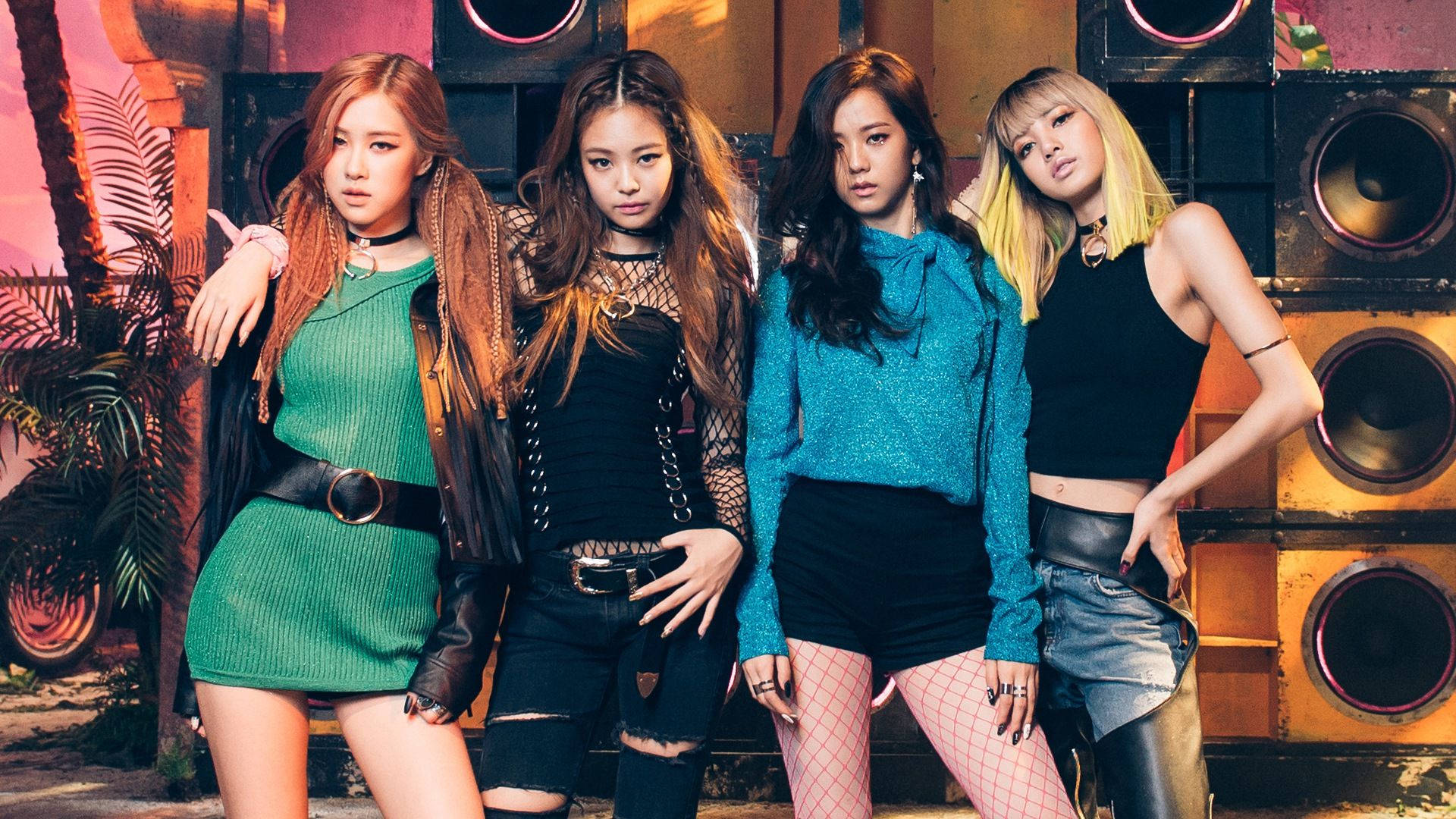 خلفية أعضاء Blackpink فوق مكبرات الصوت لأغنية Boombayah