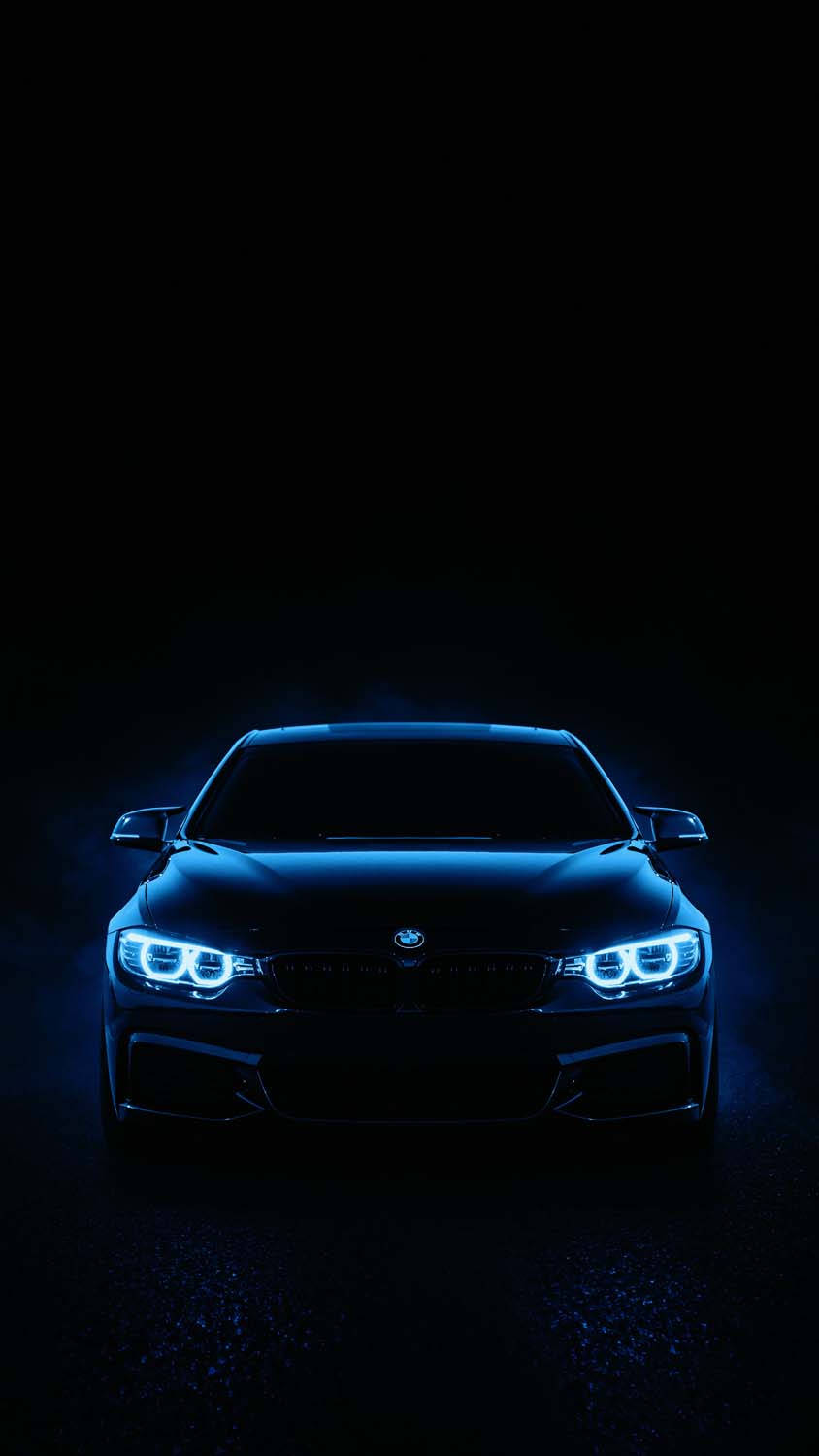 سيارة BM4 GT4 سوداء أنيقة في حركة خلفية