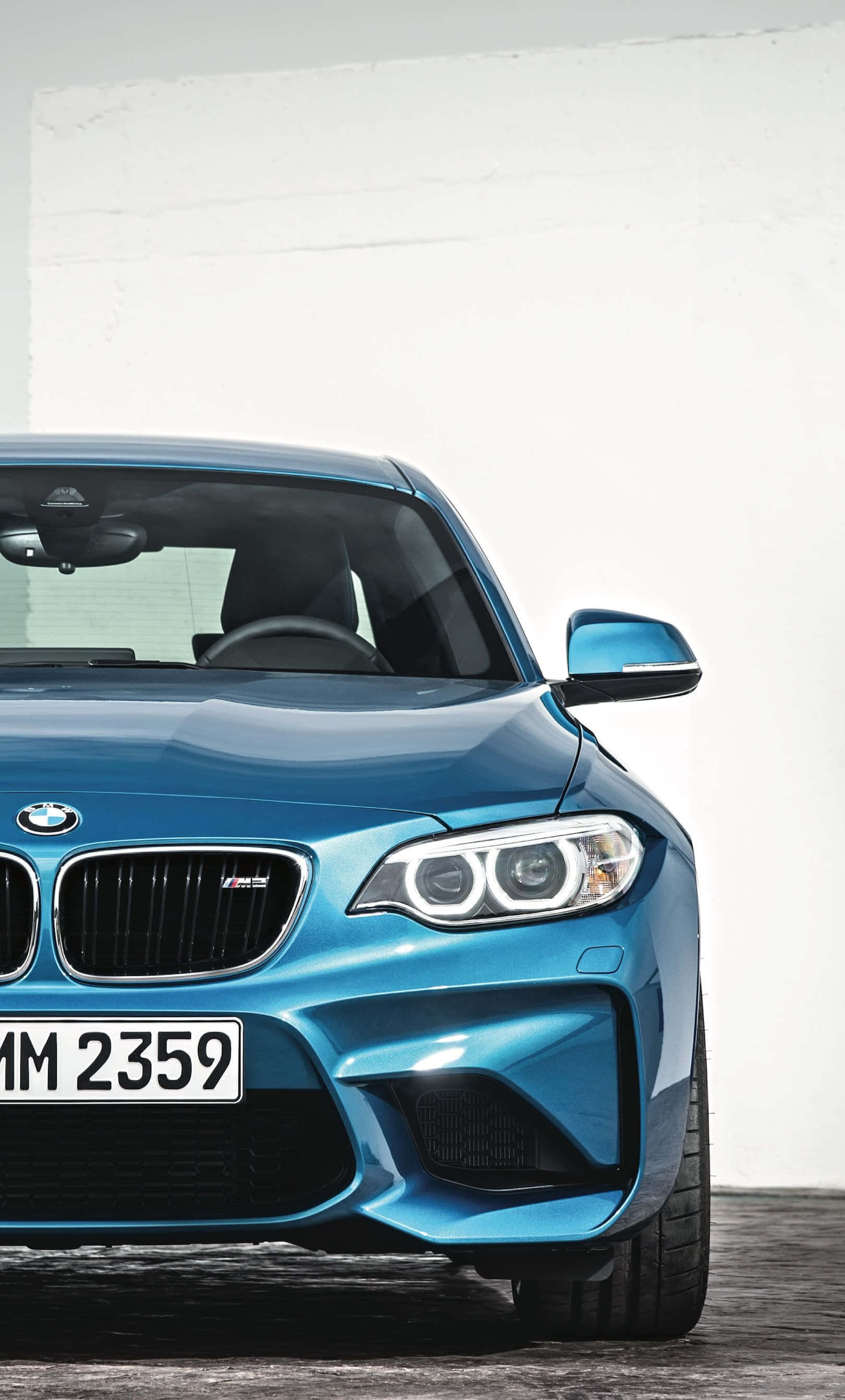 خلفية BMW أنيقة لأيفون مع سيارة رياضية وشعار خلفية