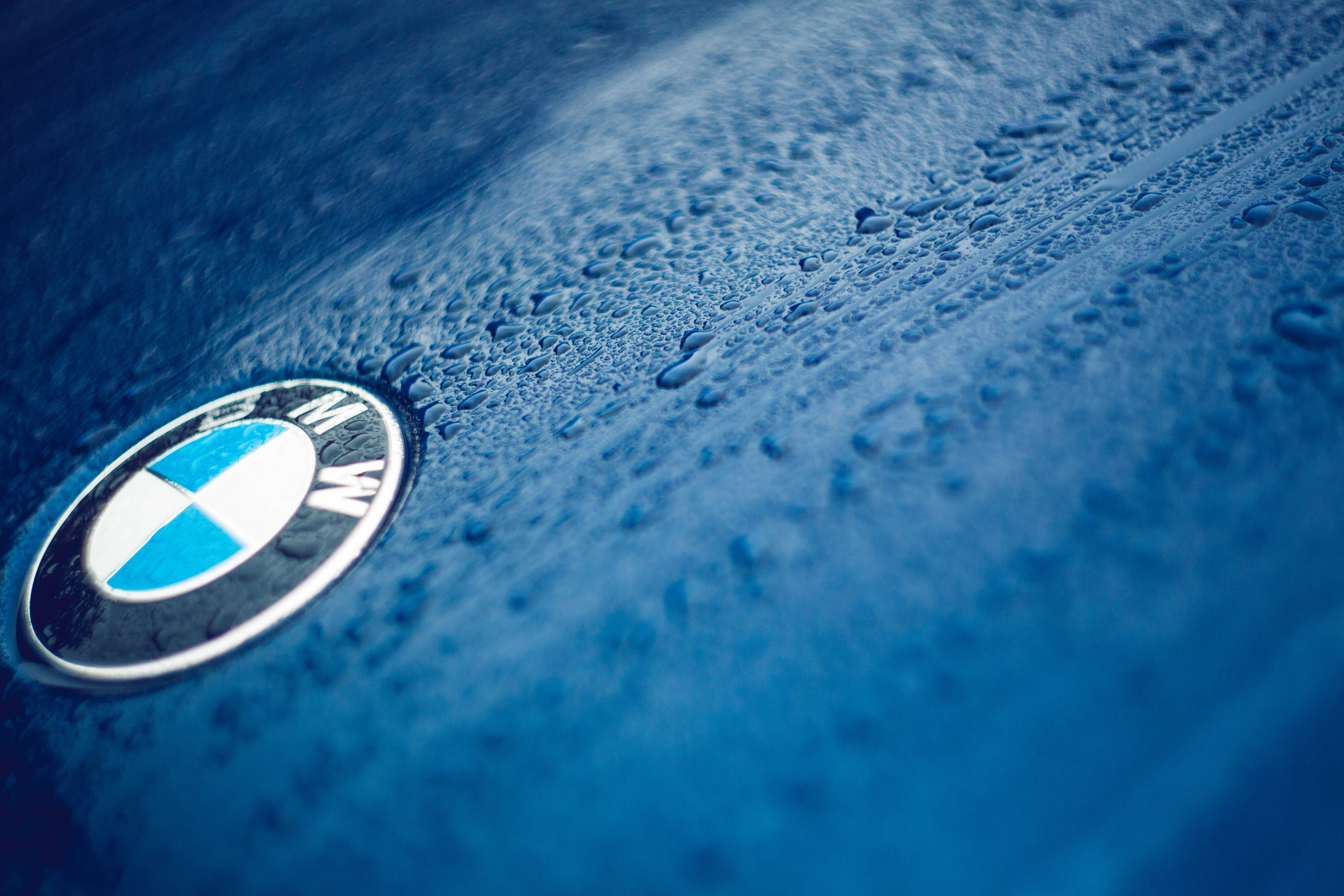 شعار سيارة BMW الأنيق باللون الأزرق خلفية