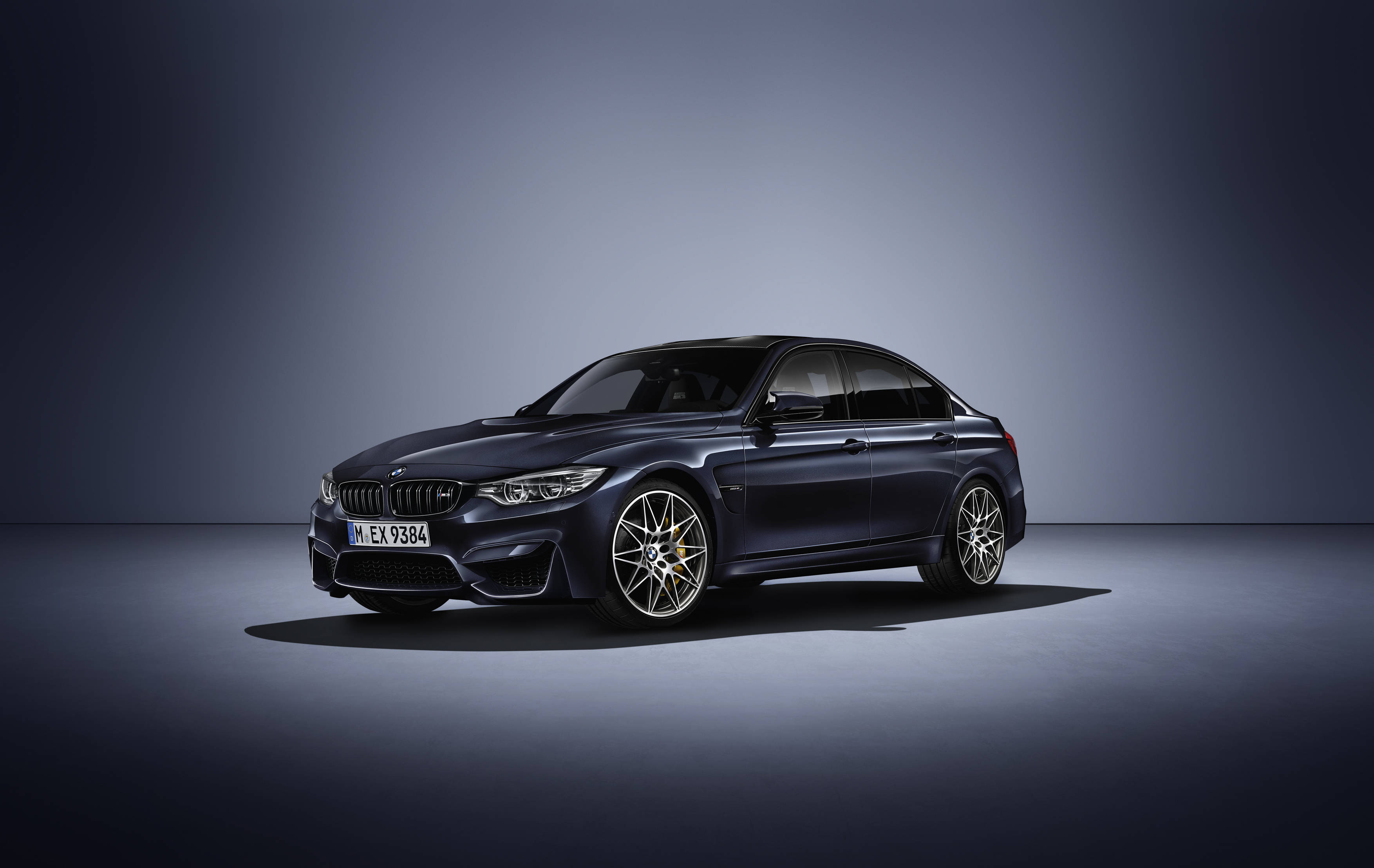 سيارة BMW Jahre Edition السوداء خلفية