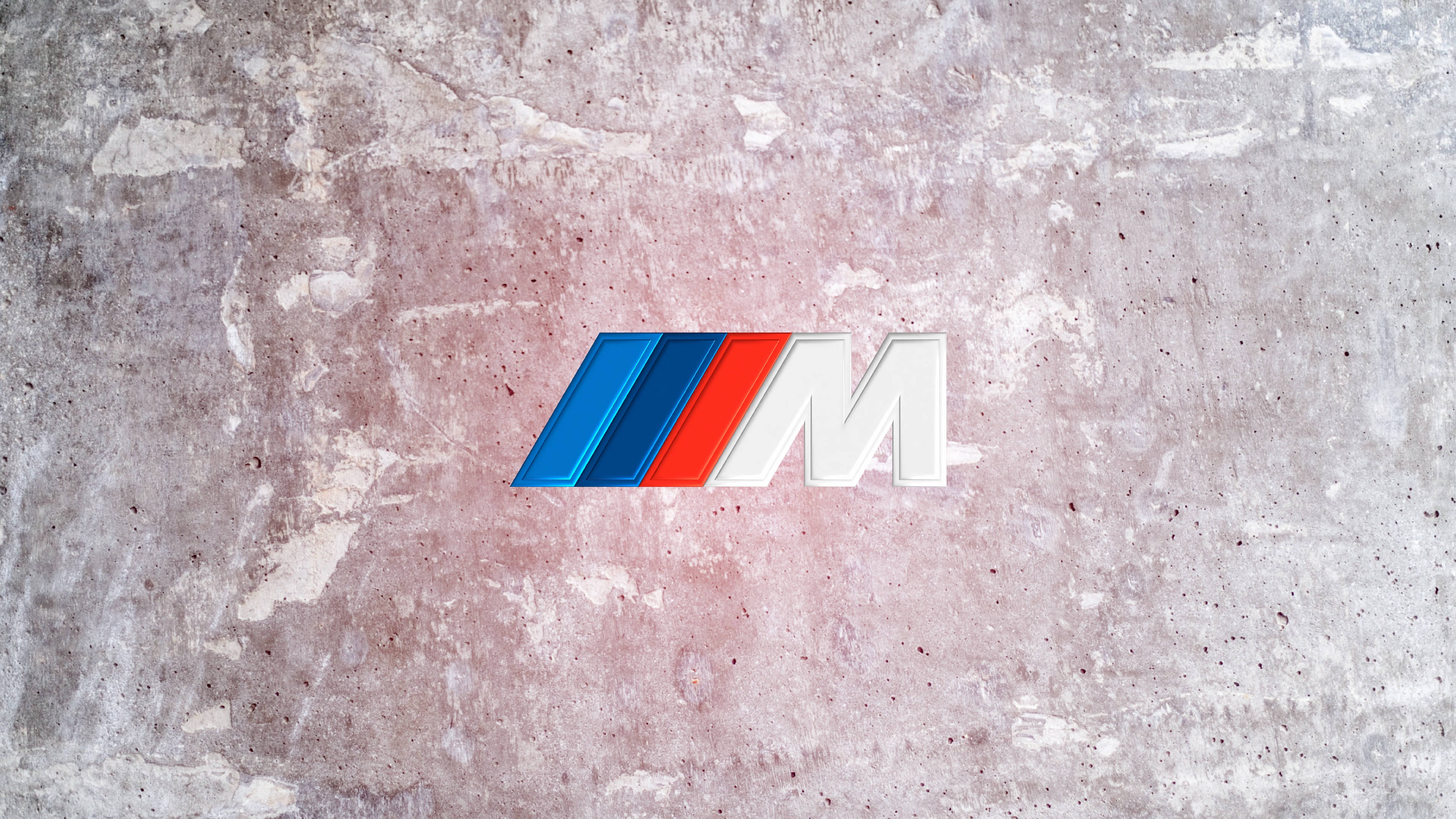 شعار BMW M على خرسانة خلفية