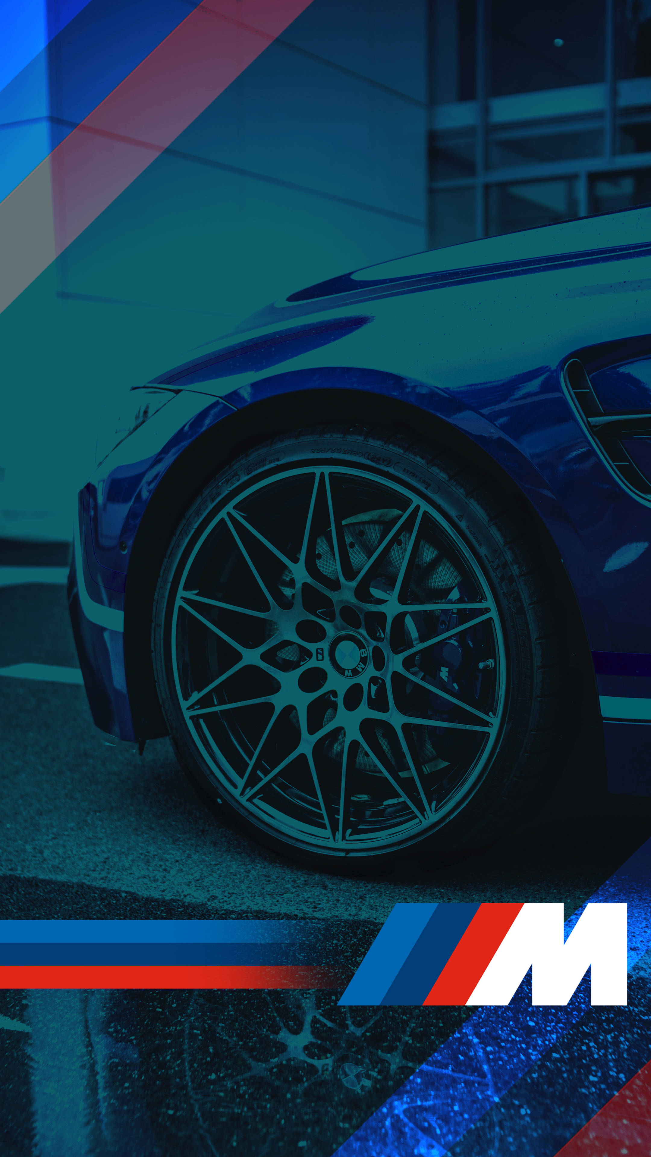 إطار سيارة أزرق مع شعار BMW M خلفية