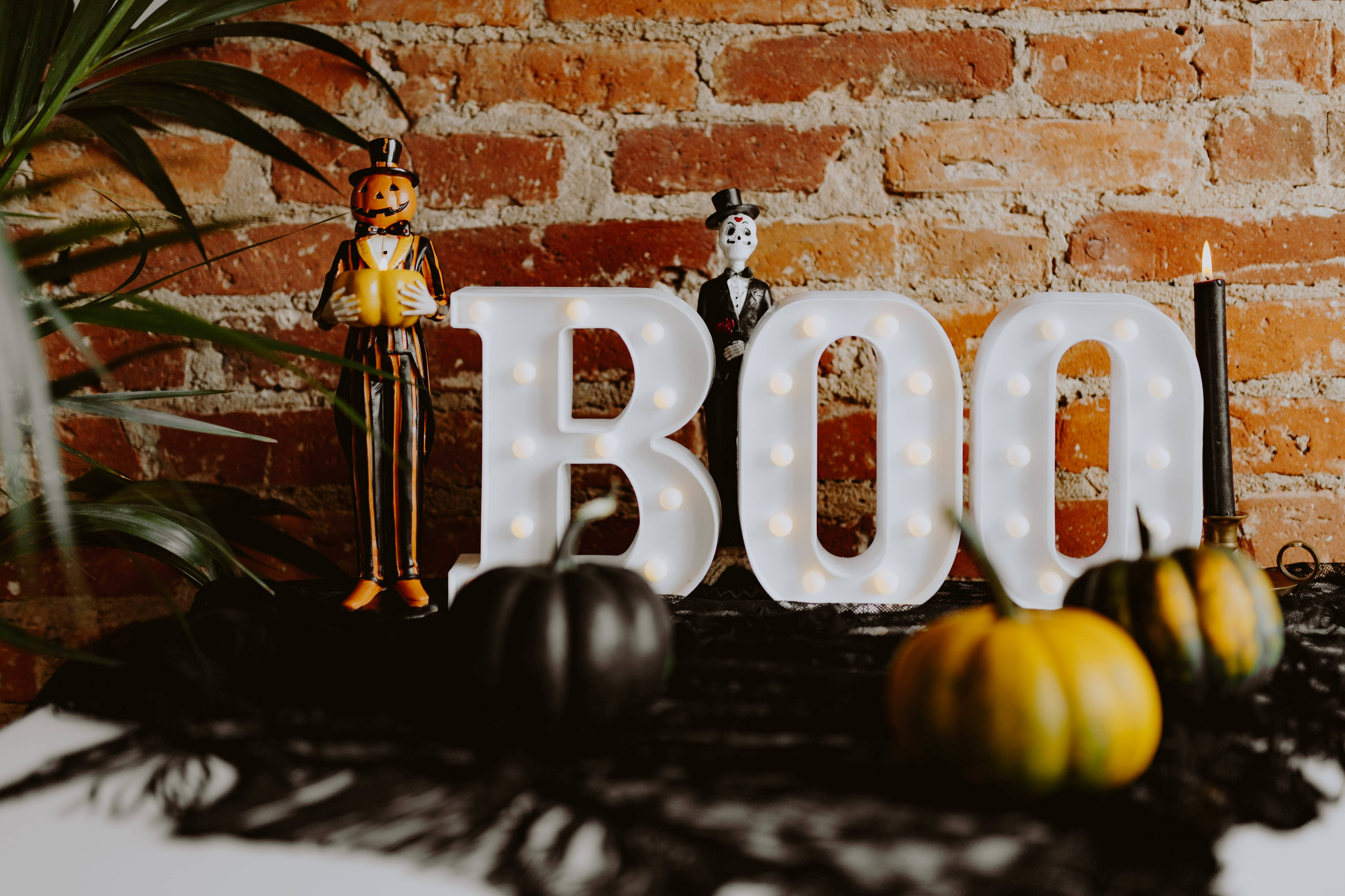 ديكورات هالوين لطيفة وحروف BOO خلفية
