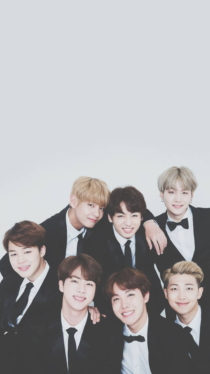 فرقة BTS ببدلات سوداء، تترك انطباعًا خلفية