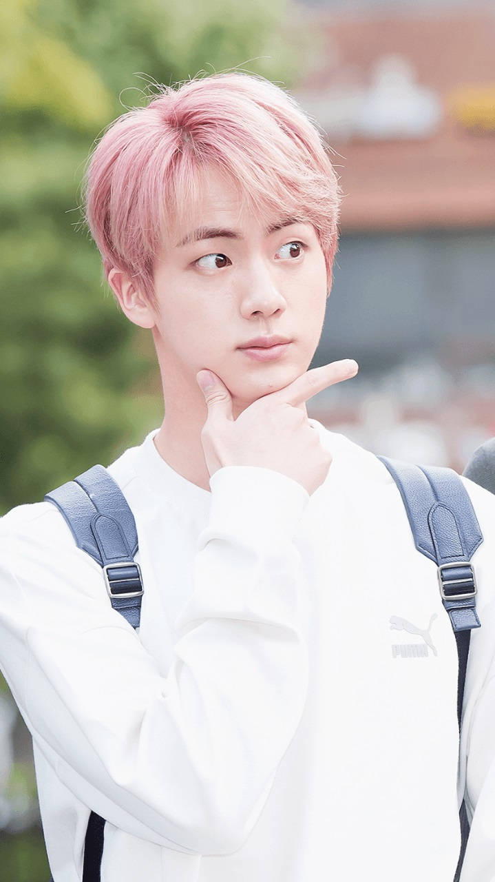 بوسة جين اللطيفة من BTS بوضعية وسيم خلفية