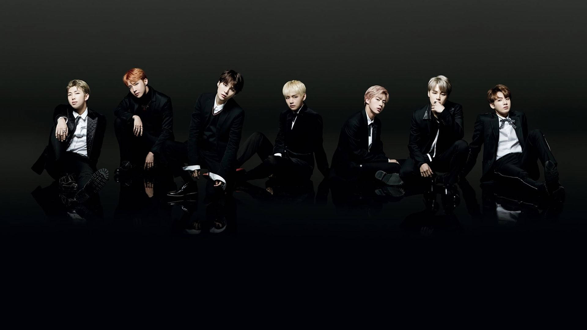 أعضاء BTS باللون الأسود على أرضية سوداء للابتوب خلفية