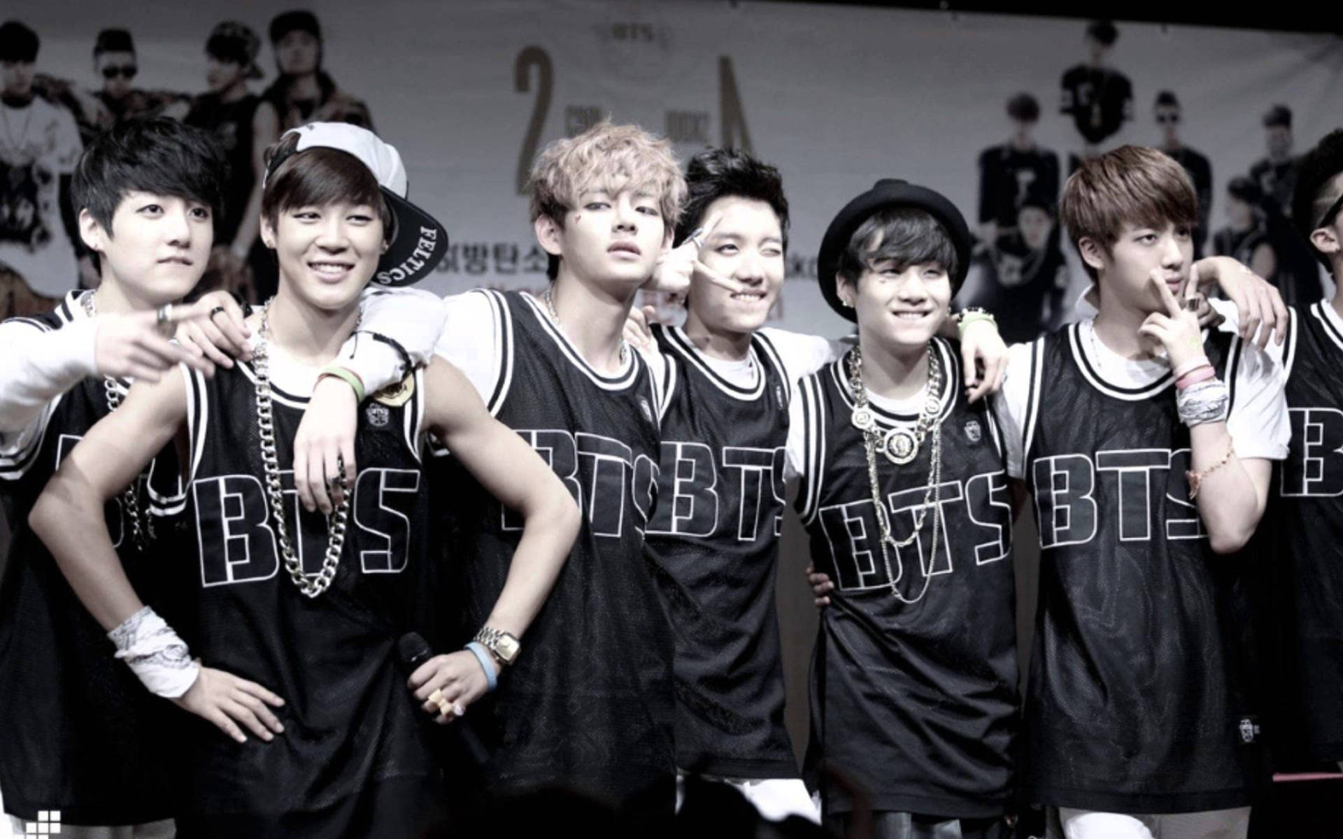 صورة جماعية لفرقة BTS عند ظهورها الأول عام 2013 خلفية