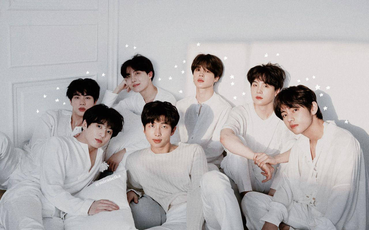 BTS 2020 بالأبيض خلفية