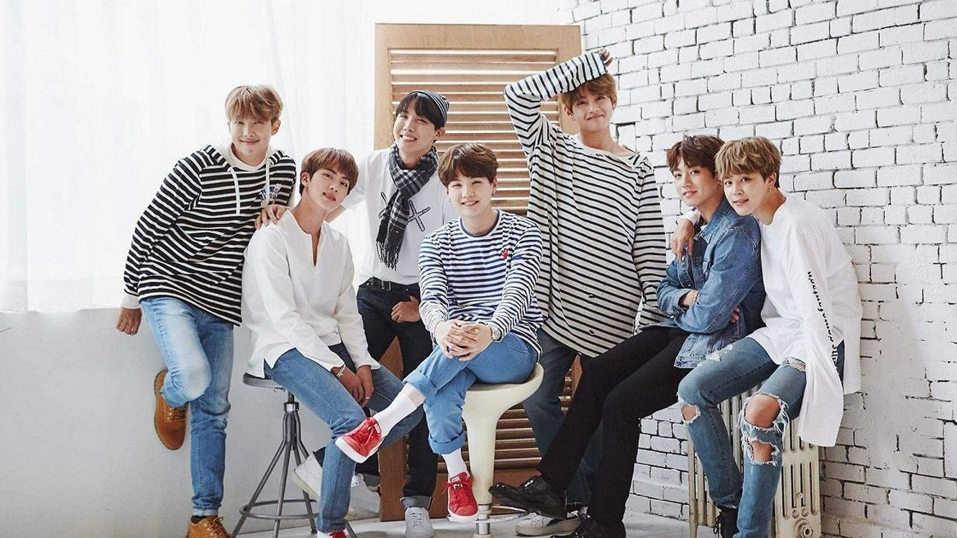 BTS على جدار من الطوب 2020 خلفية