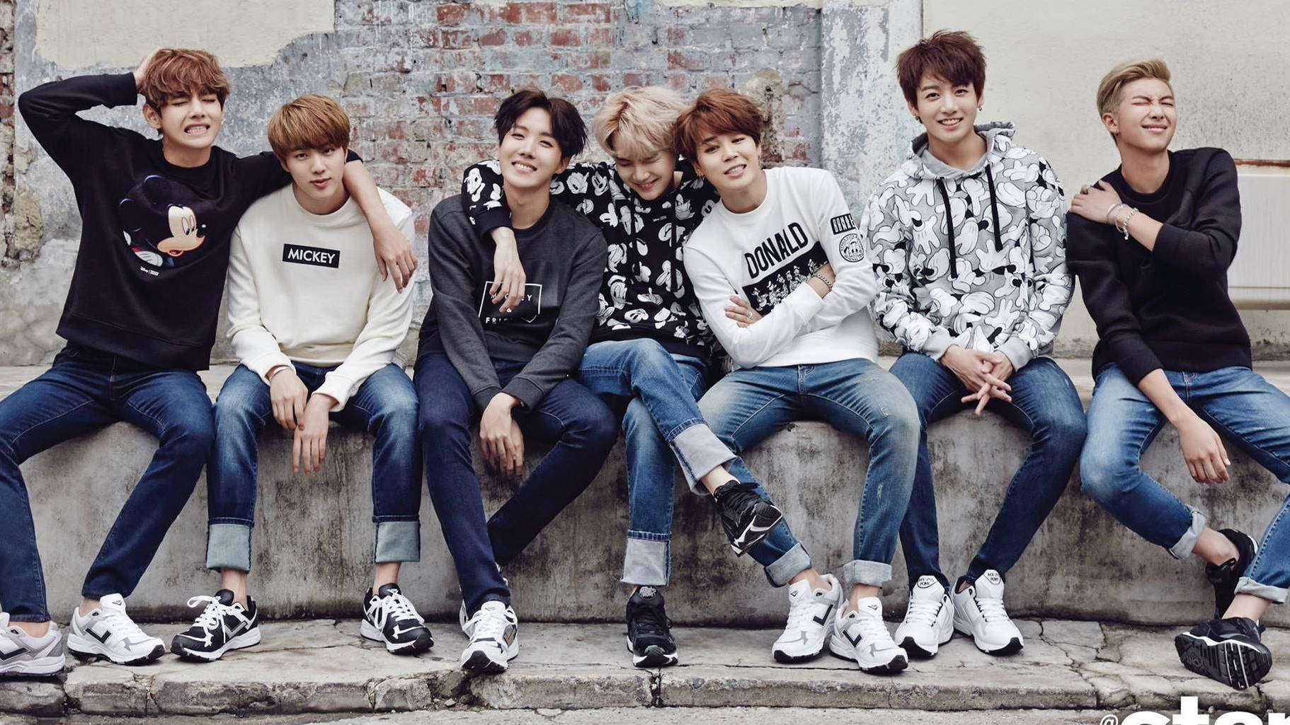 BTS 2020 جالسون على مقعد خرساني خلفية