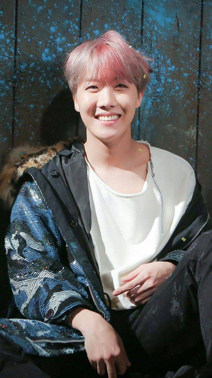 جيهوب من BTS يبتسم بلطف خلفية