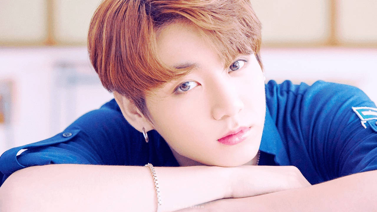 مقربة لطيفة لجونغكوك من BTS خلفية