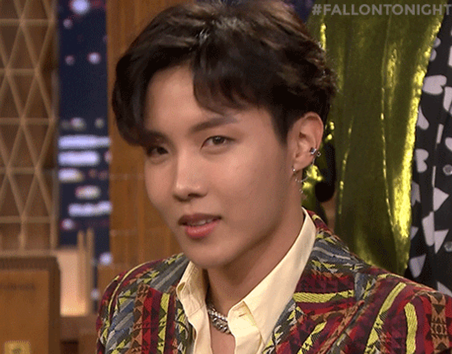جيهوب من فرقة BTS يشع سحرًا في الملابس الكاجوال خلفية