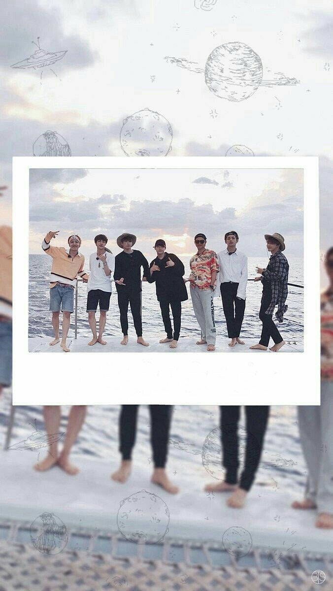 صورة بولارويد جمالية لأعضاء BTS على يخت خلفية