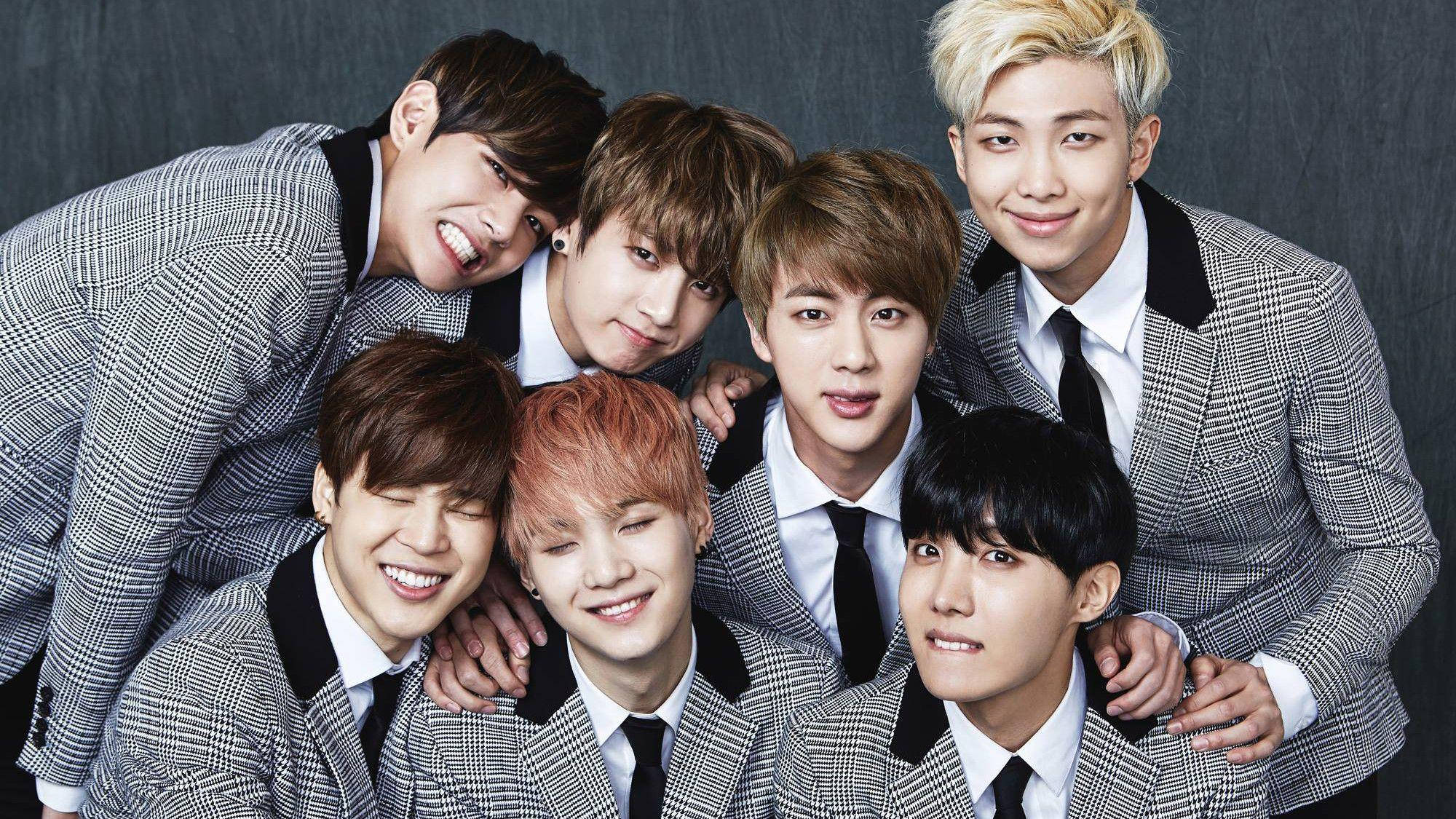 فرقة BTS اللطيفة بالزي المدرسي خلفية