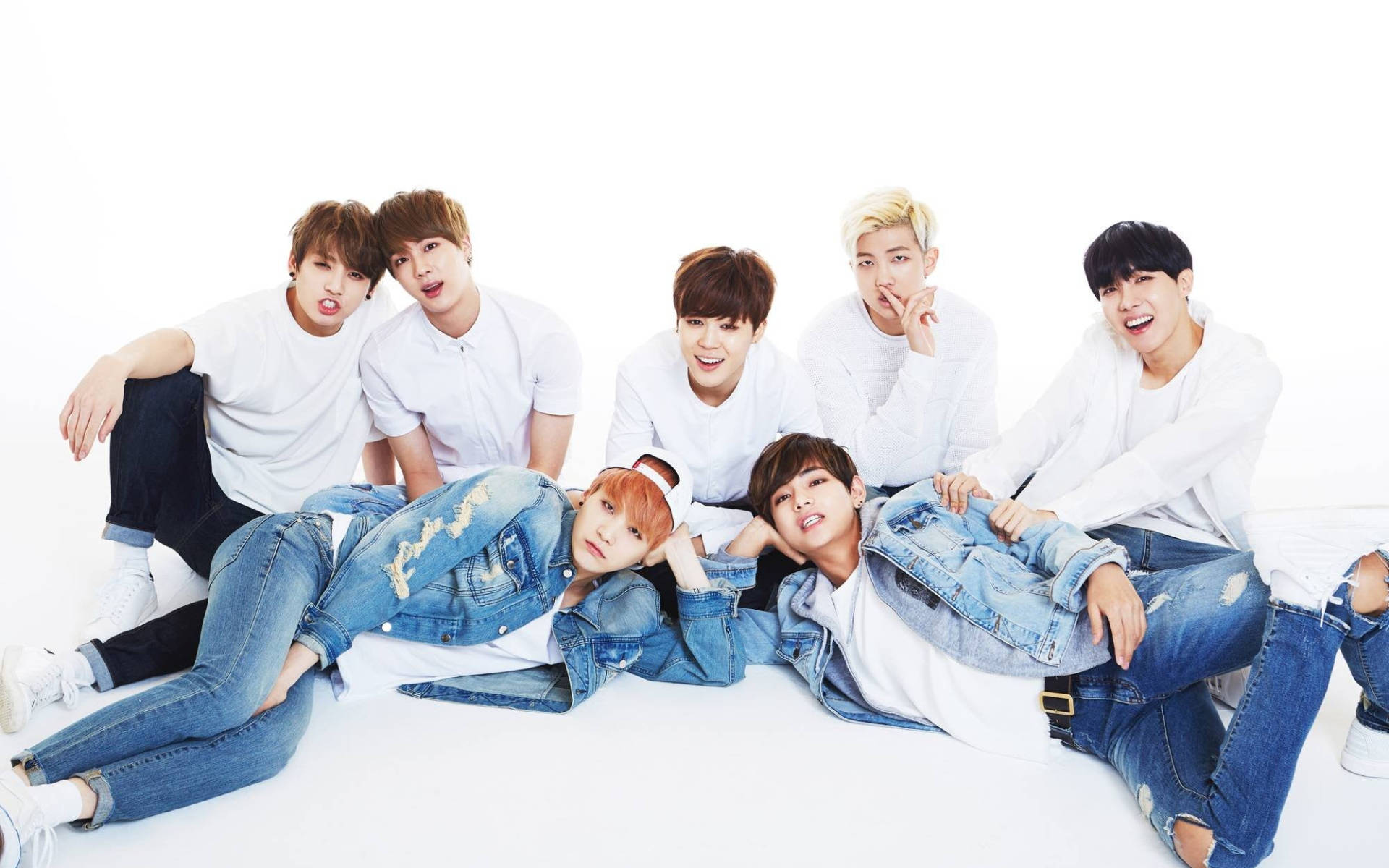 صورة جماعية لفرقة BTS بسراويل جينز خلفية