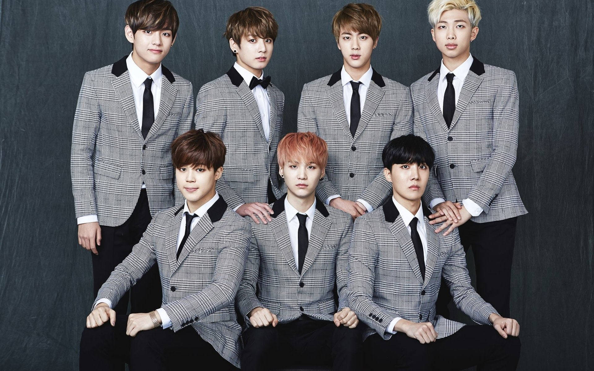 صورة جماعية لفرقة BTS بزي الطلاب خلفية