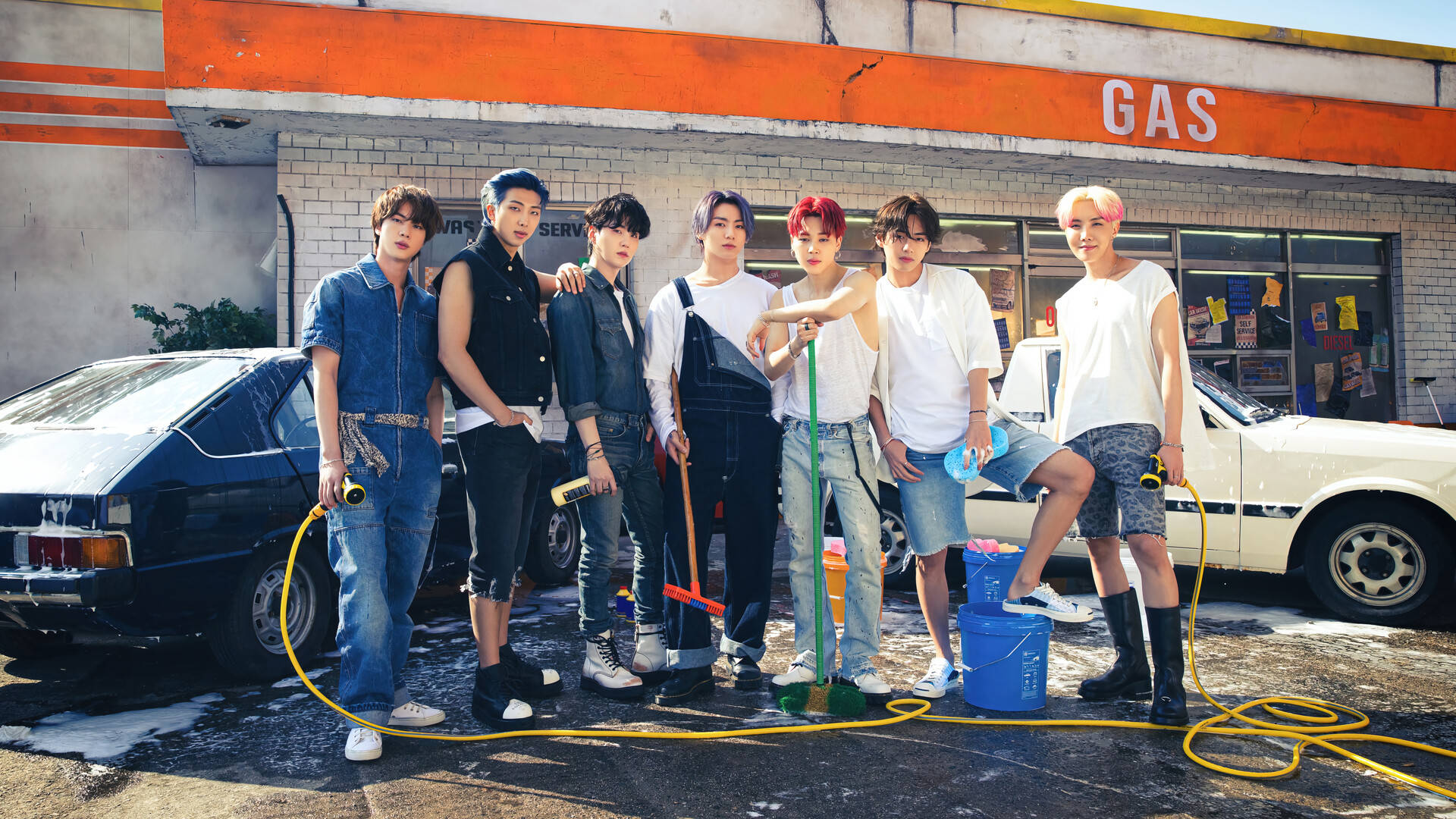 صورة جماعية لفرقة BTS في محطة غسيل السيارات خلفية