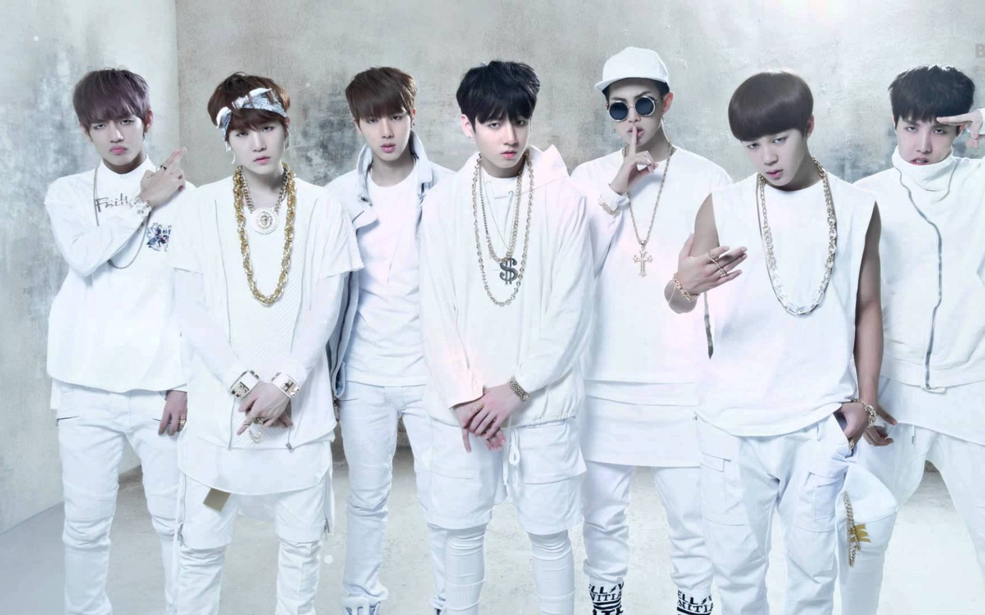 صورة جماعية لفرقة BTS باللون الأبيض خلفية