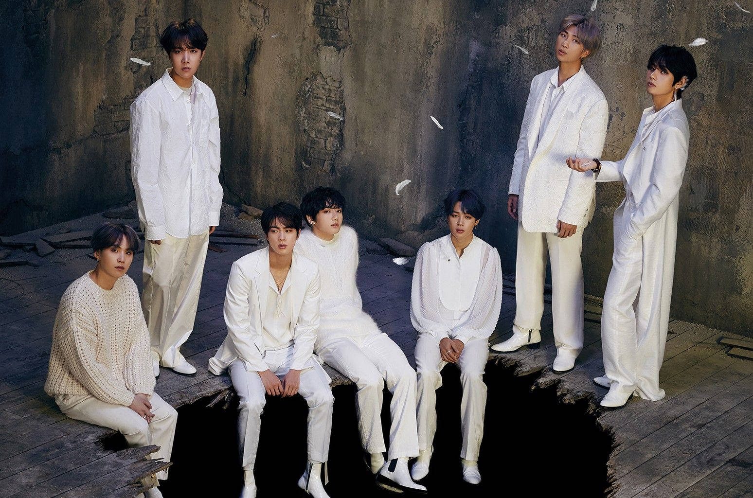خلفية سطح مكتب BTS بجانب الحفرة خلفية