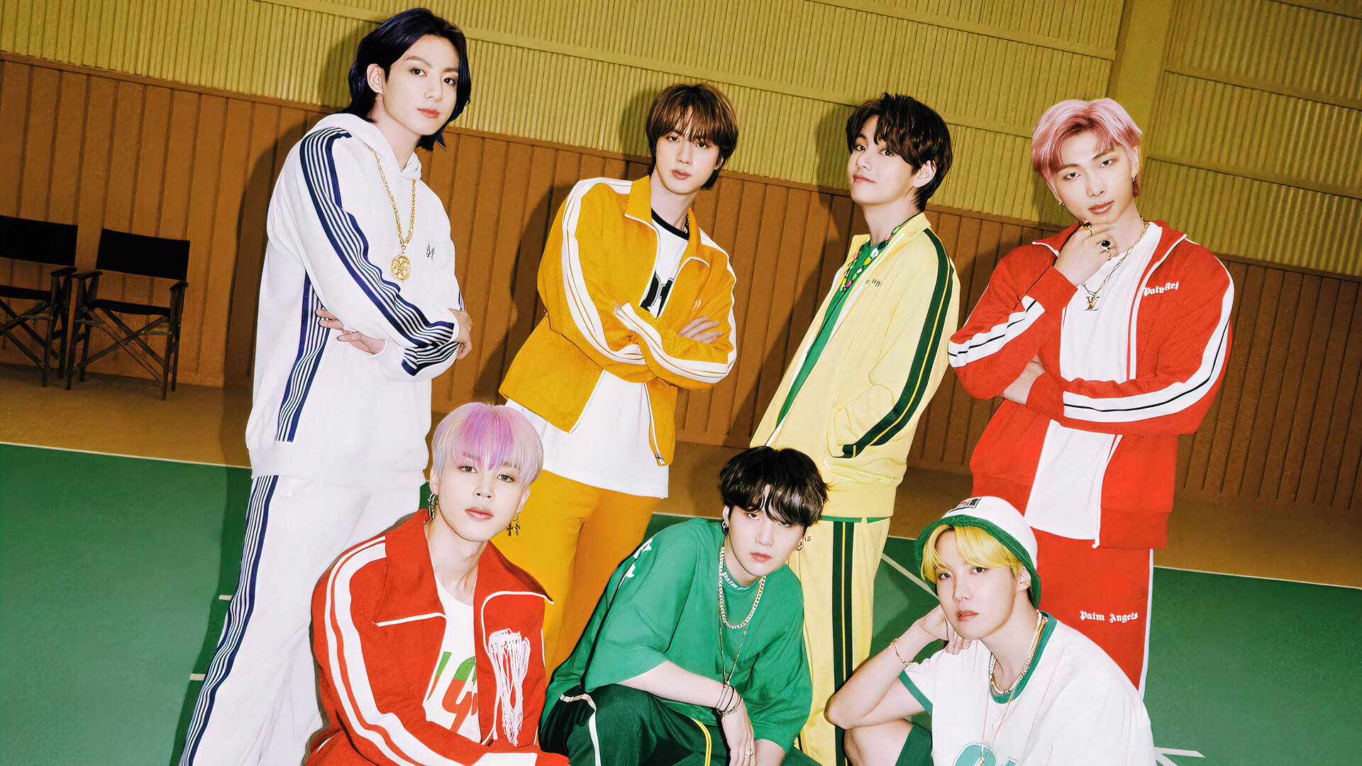 صورة جماعية لفرقة BTS في صالة الألعاب الرياضية خلفية