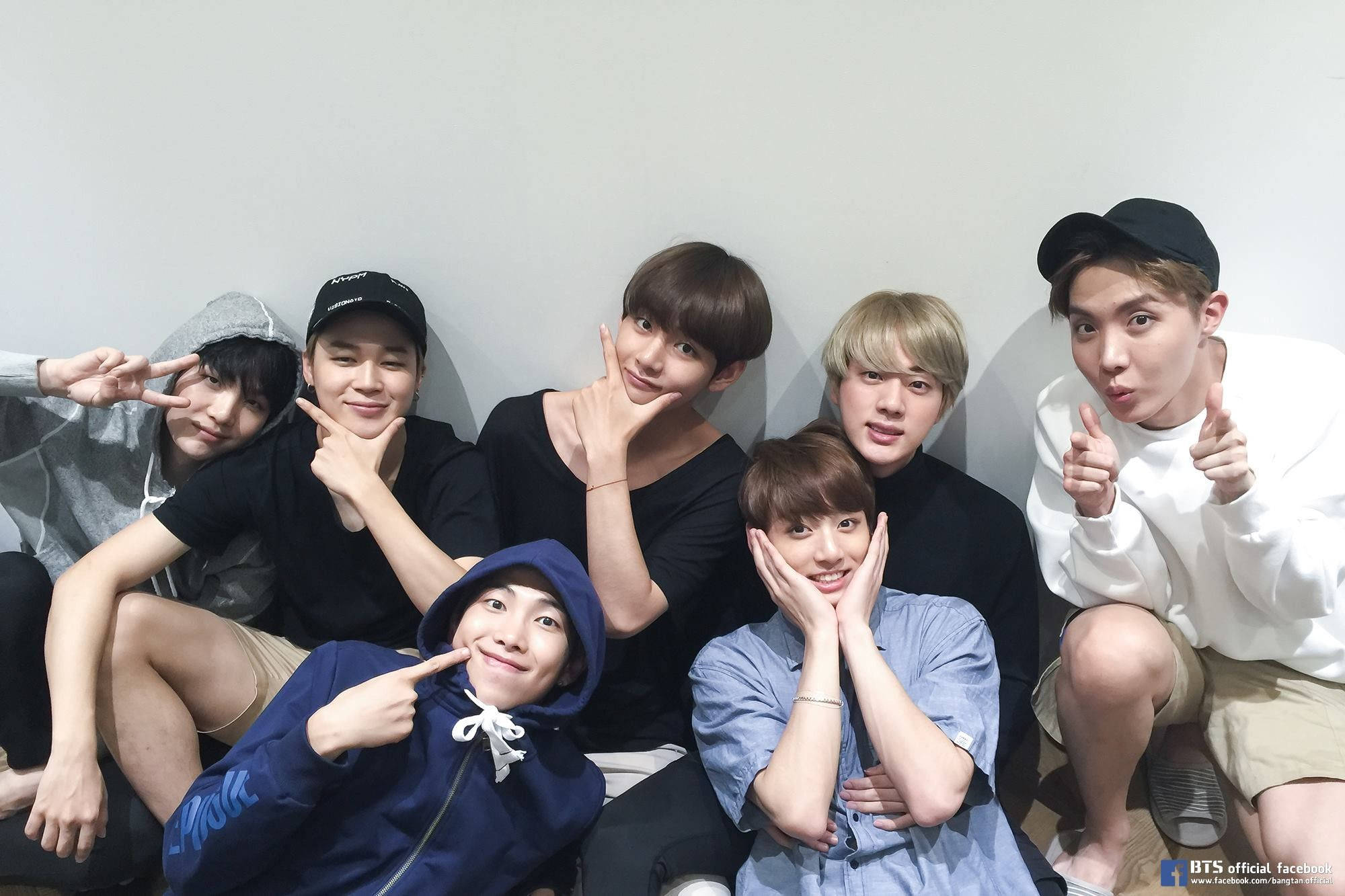 أعضاء BTS يبتسمون جميعاً خلفية
