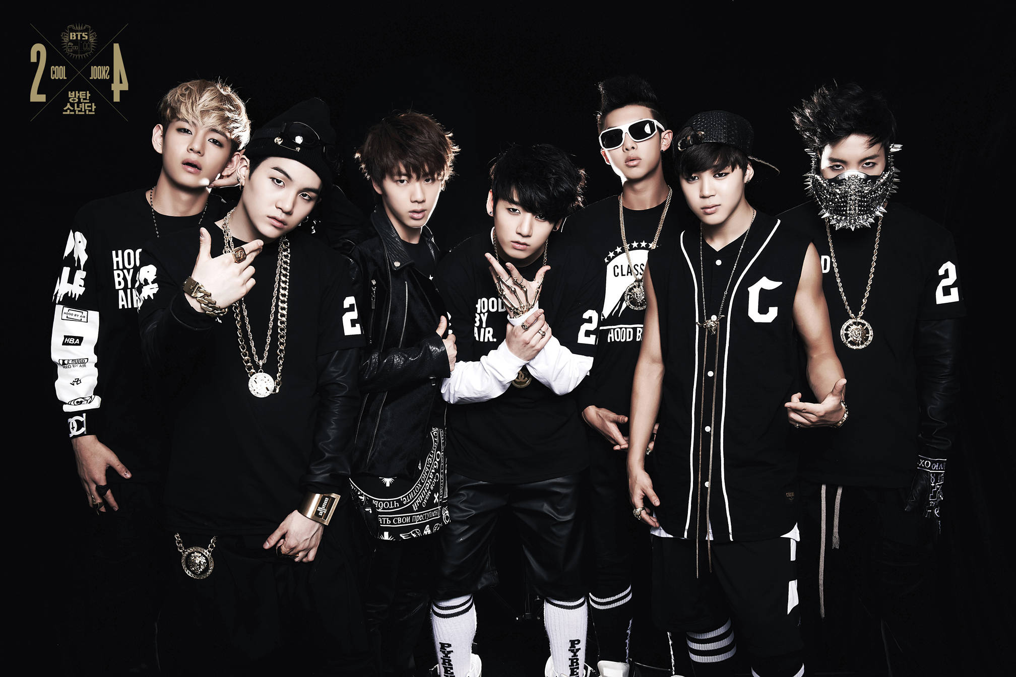 فرقة BTS بالأبيض والأسود جمالية حضرية خلفية