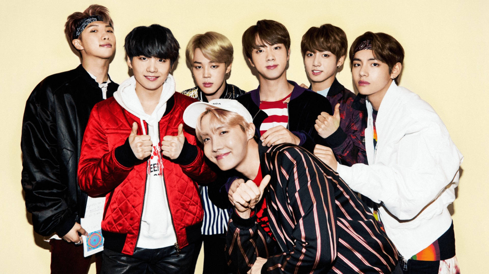 فرقة BTS اللطيفة تتألق أمام خلفية صفراء خلفية