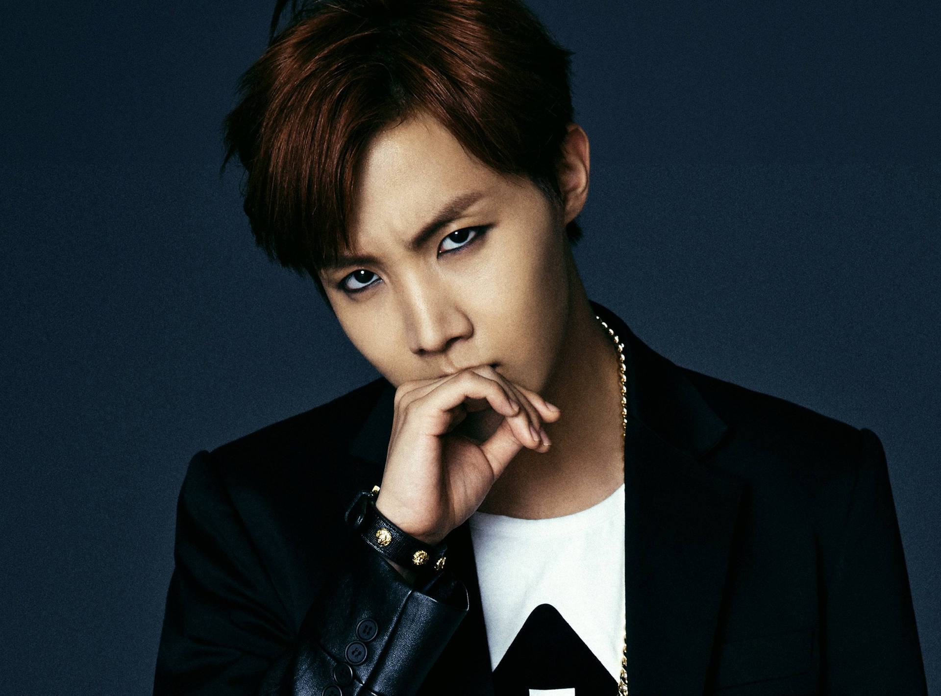 BTS J-Hope مع كحل العيون خلفية