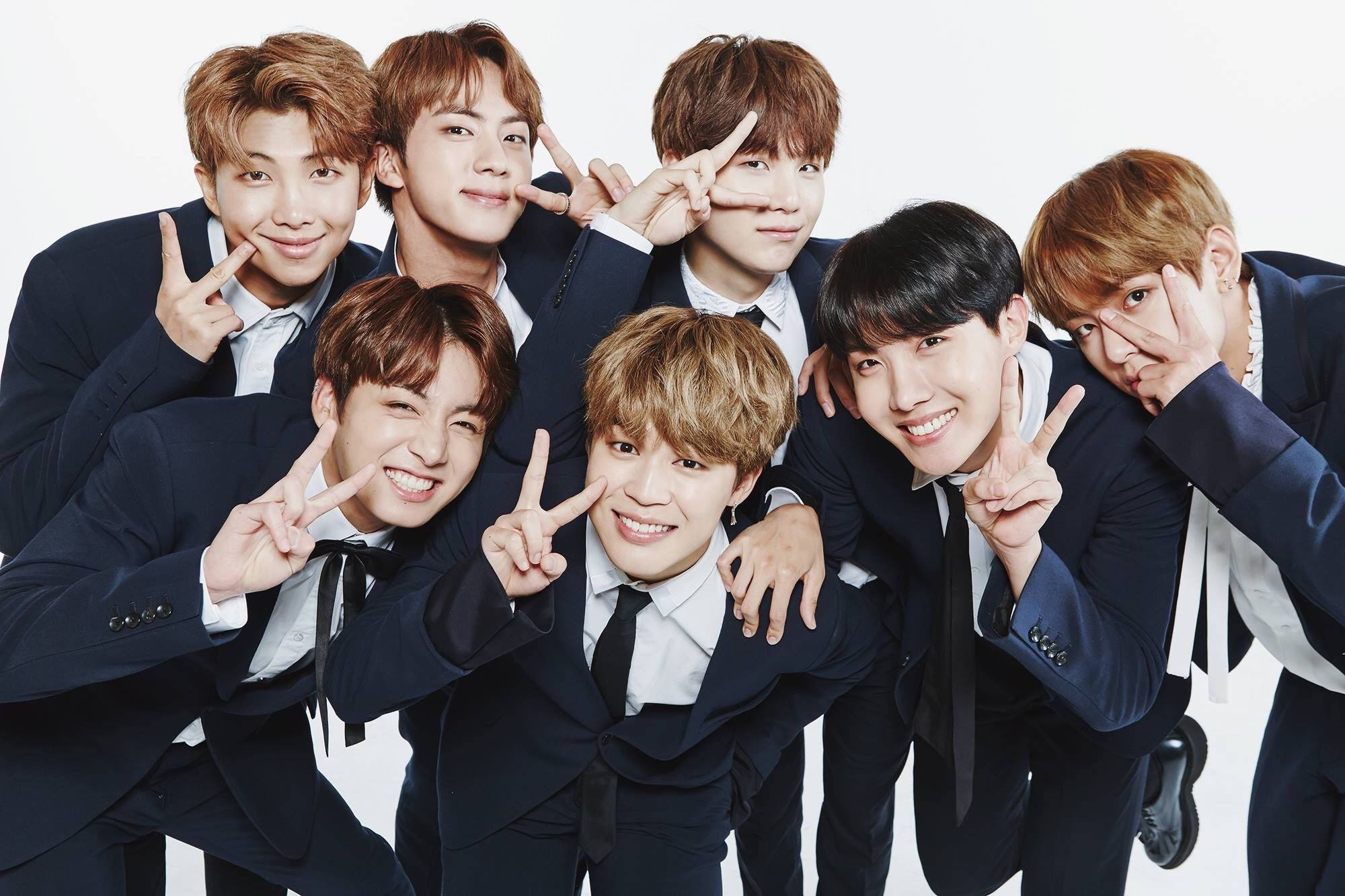لابتوب رائع بإشارة السلام BTS خلفية