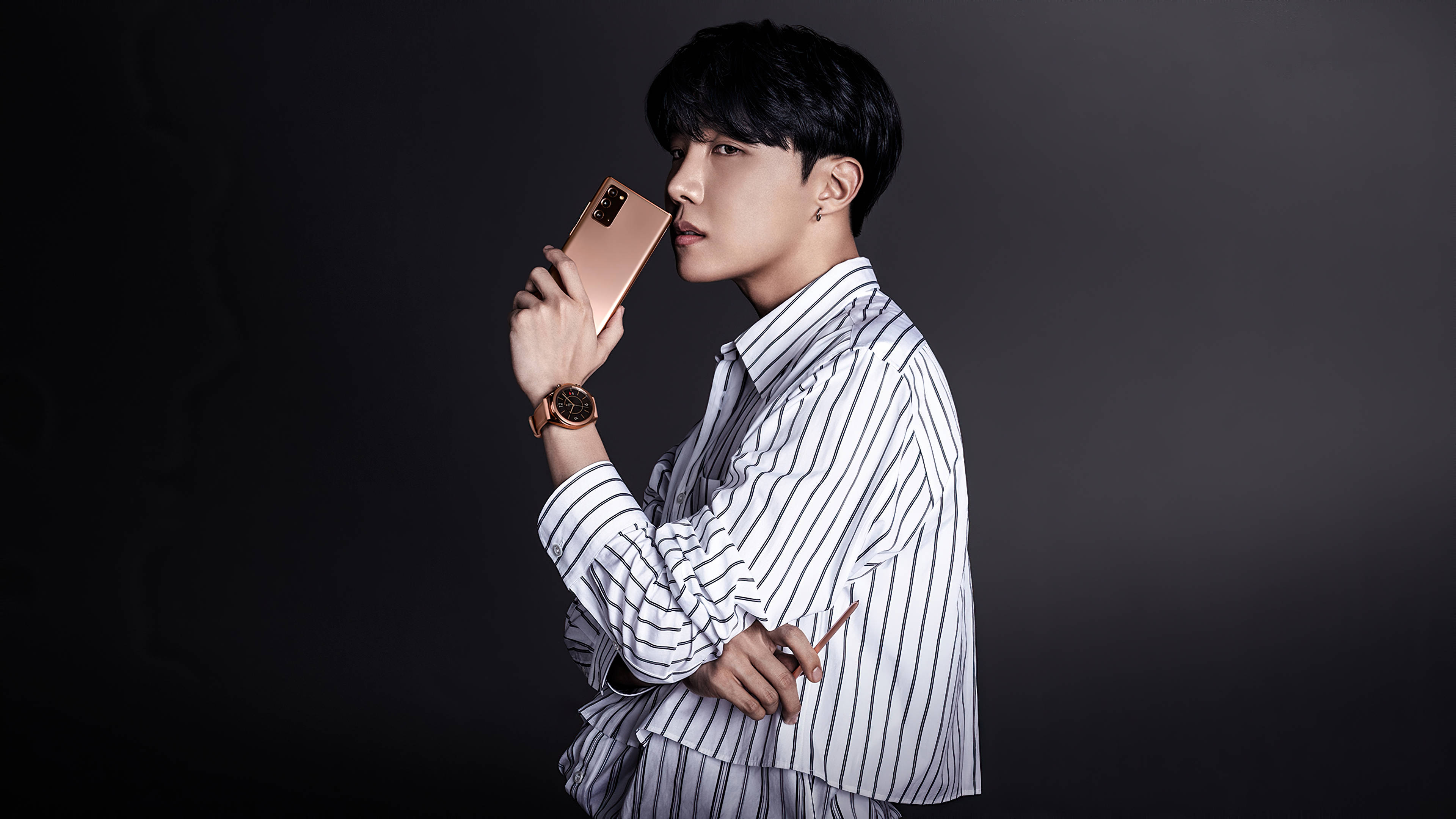 تصوير جيهوب من فرقة BTS مع هاتف أنيق خلفية