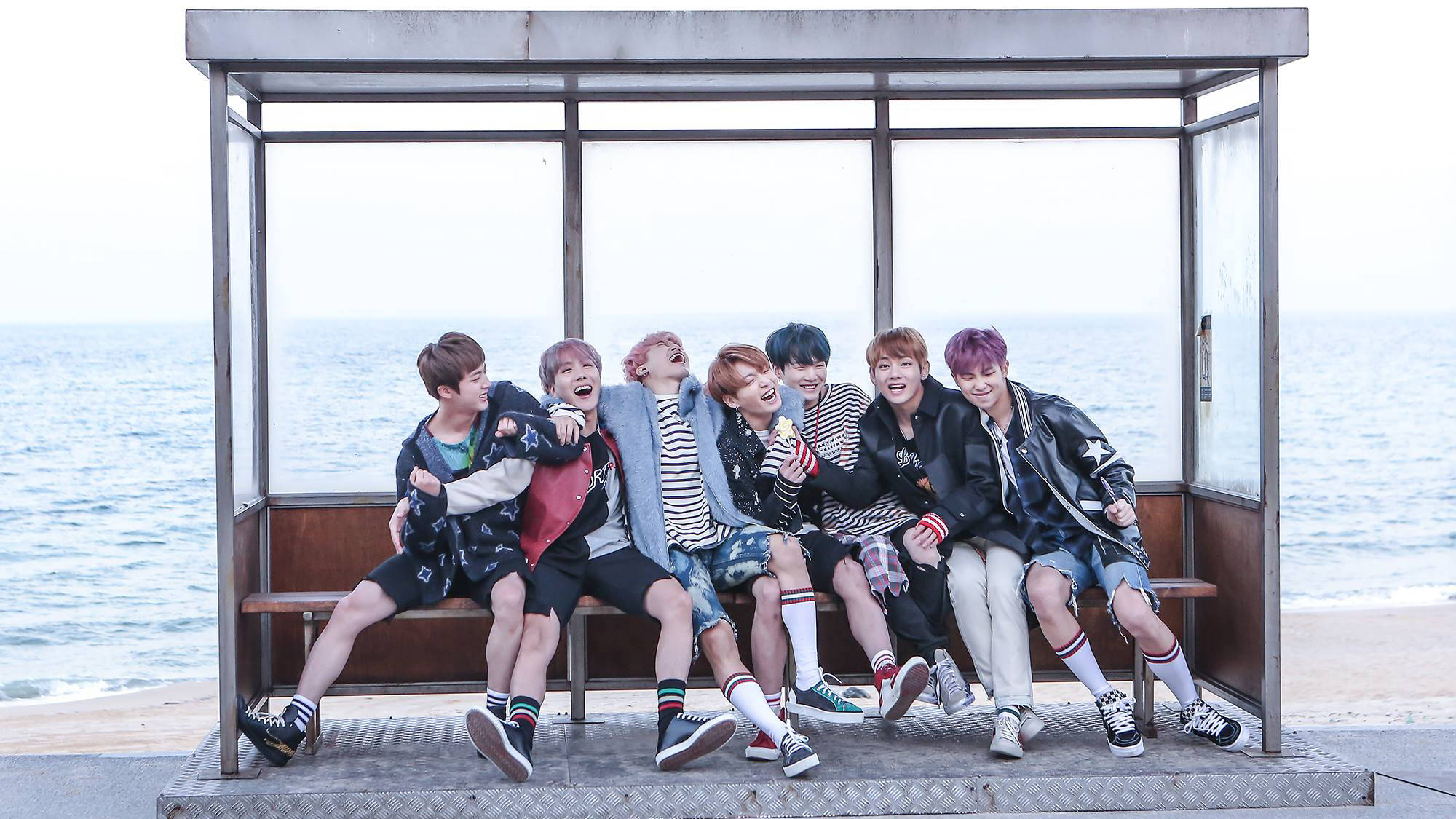 لابتوب بارد مع لقطة تشويقية ليوم الربيع من BTS خلفية