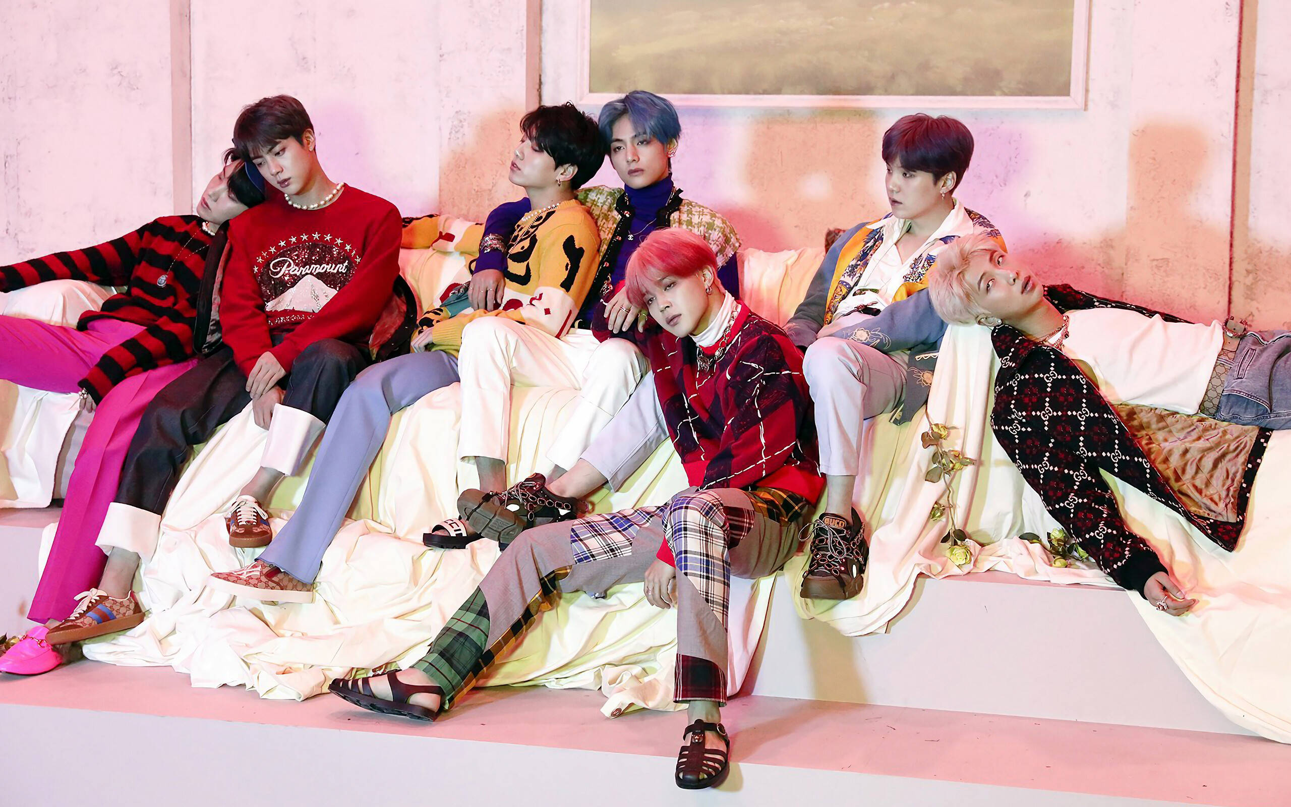 صورة مجموعة BTS في غرفة المعيشة خلفية