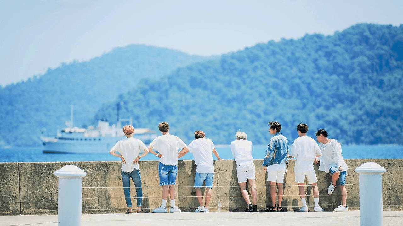 خلفية سطح مكتب BTS تتأمل البحر خلفية
