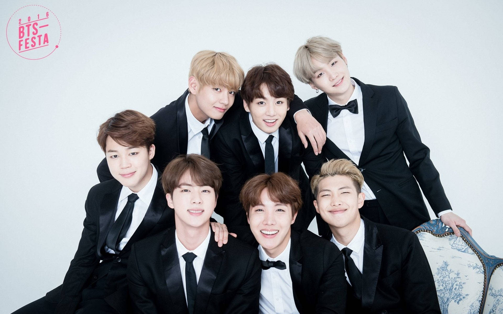صورة جماعية لفرقة BTS ببدلات أنيقة خلفية