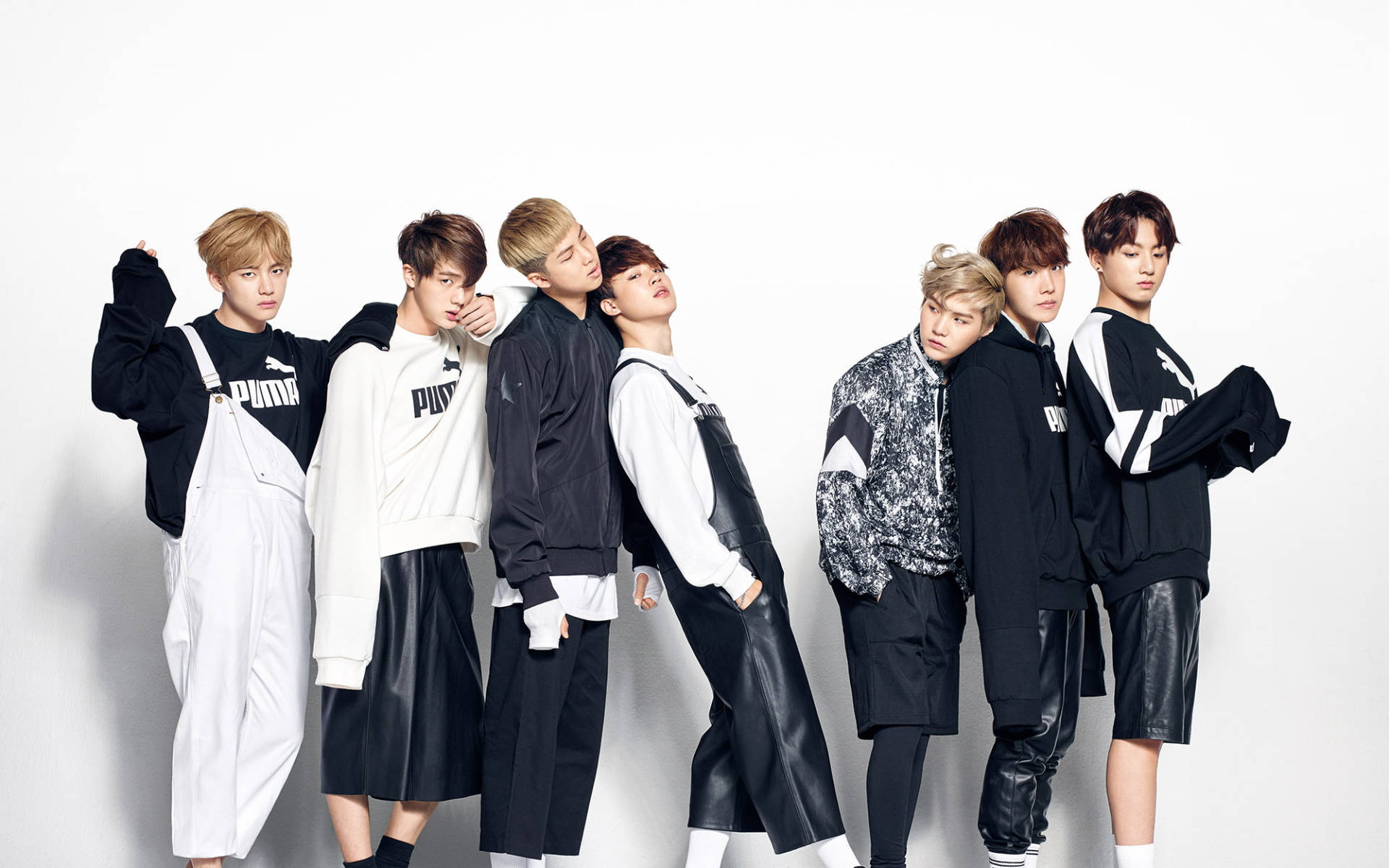 صورة جماعية لفرقة BTS بملابس PUMA خلفية
