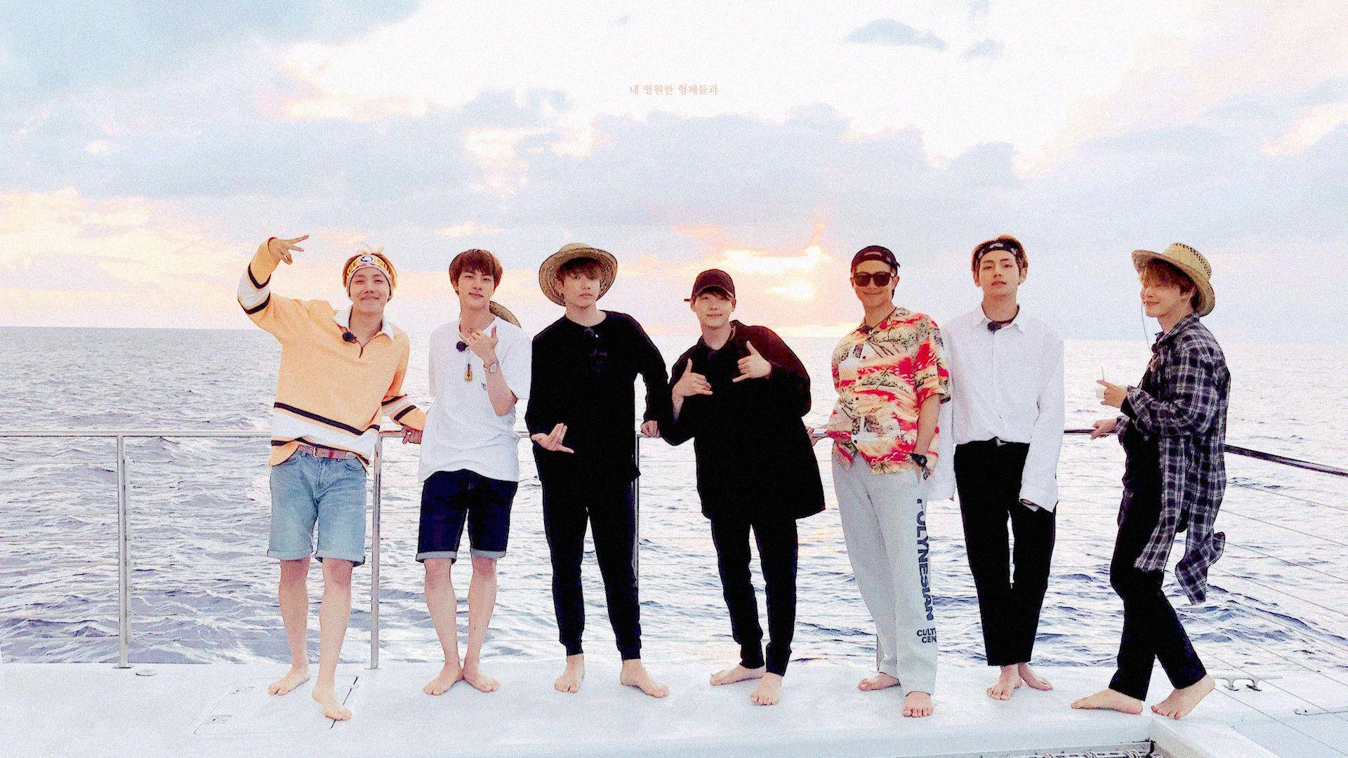 صورة جماعية لفرقة BTS على يخت خلفية