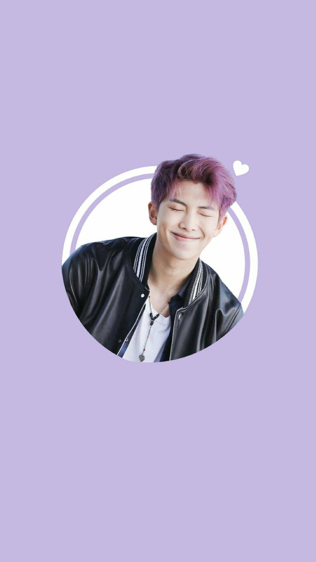 BTS RM اللطيف في دائرة على خلفية أرجوانية خلفية