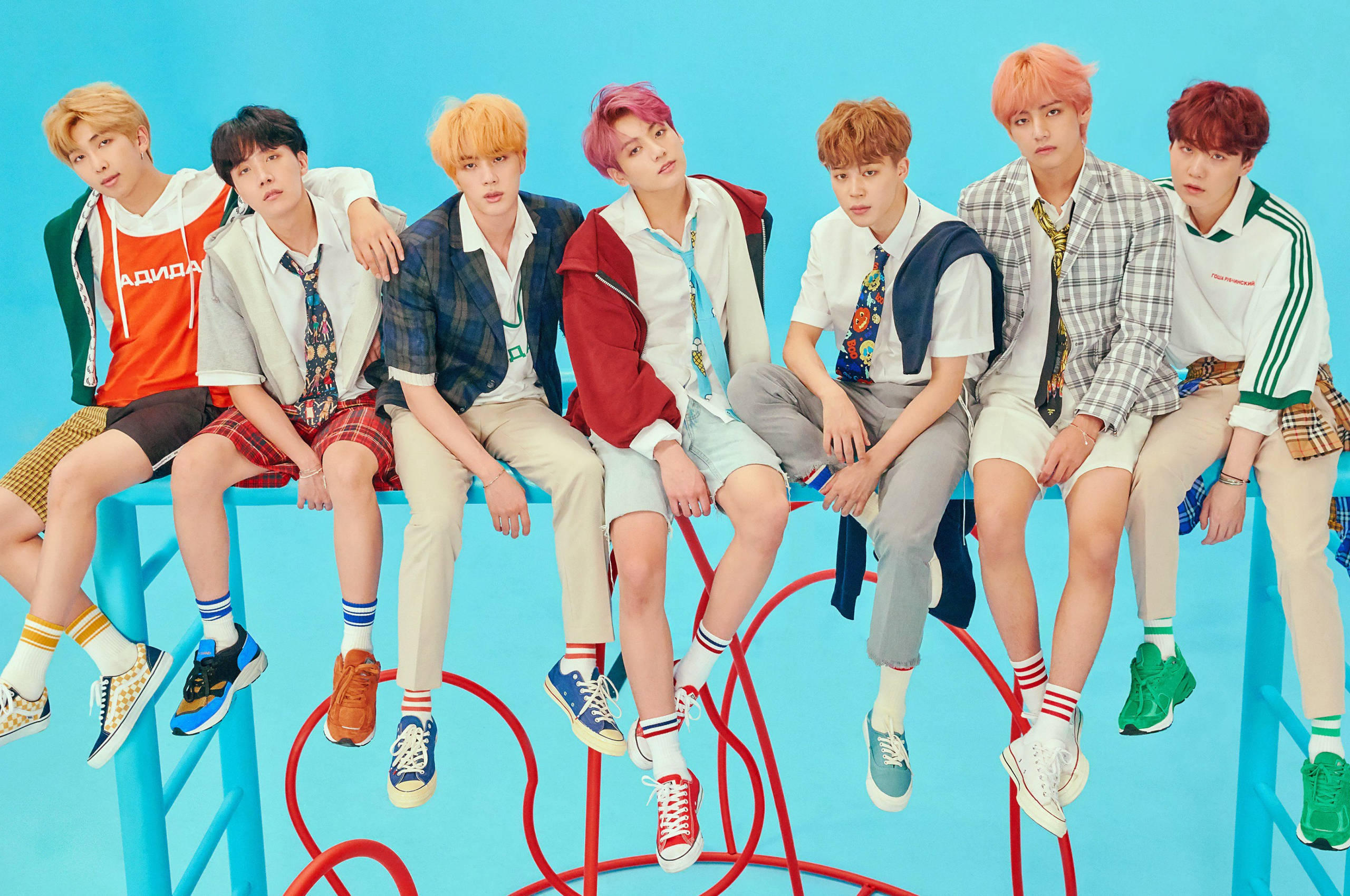 صورة جماعية لفرقة BTS باللون الأزرق خلفية