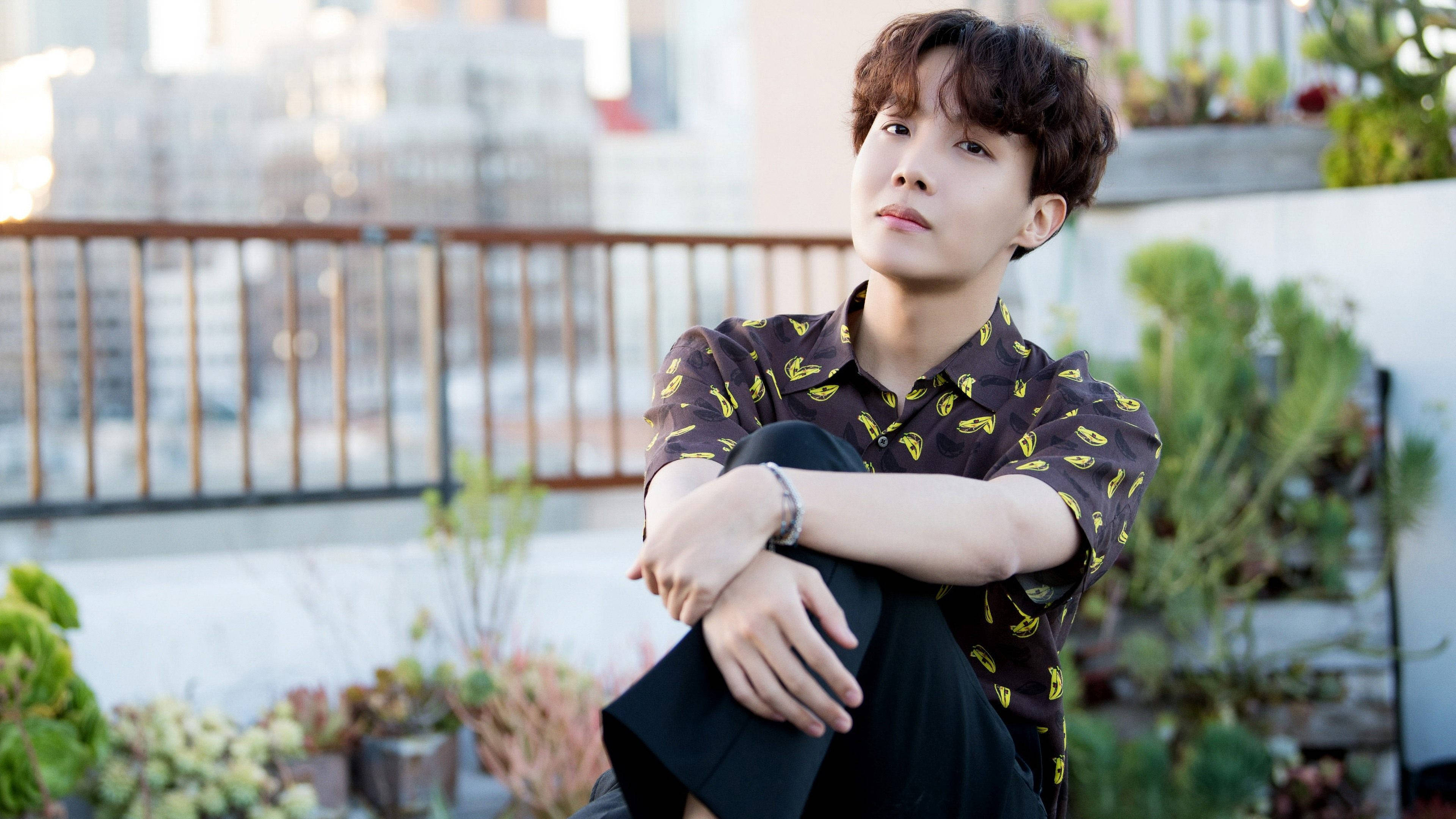جيهوب من فرقة BTS يتألق في الهواء الطلق خلفية